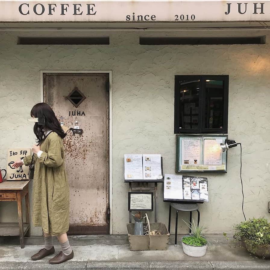 RiLiさんのインスタグラム写真 - (RiLiInstagram)「カフェ激戦区の西荻窪にあるレトロカフェ【ユハ】🕯🌿 ..... 中央線沿いの西荻窪にある【ユハ】は、レトロ感がある落ち着いた雰囲気のカフェ☕ レモンクリームソーダ🍋や、「ミュークペッパルカーカ」というスウェーデンの家庭的なケーキ🍰が食べられるよ💁♀ジャズが流れる店内は、昔の映画のポスターや写真がいたるところに🎞 住宅街の中にあるお店だから見落とさないように注意🕯ゆったりと優雅なひとときを楽しんでね🌿 ❣ ❣ ❣ ❣ ❣ サイトやSNSで掲載させていただくお写真募集中😘📸 かわいいコーデやアイテム、注目スポットなどが撮れたら、ハッシュタグ→#rili_tokyo  を付けて投稿❗ ． Special Thanks💋 Photo by @___reimm.74 @rinkoroom @miho_jiyu @7stagram_ @5353mik @_lll.nk @0202hn_ @_moukp @yuchaho___07 ． #冬 #冬コーデ #ユハ #juha #西荻窪カフェ #吉祥寺カフェ #喫茶店 #西荻窪喫茶店 #レトロカフェ  #カフェ巡り #くすみカラーコーデ #消えそうな色コーデ  #ブラウンコーデ #ベージュコーデ  #ワントーンコーデ #シンプルコーデ  #カジュアルコーデ #ガーリーコーデ #置き画 #置き画くら部 #今日のコーデ #コーデ #コーディネート #RiLi  #おしゃれさんと繋がりたい #お洒落さんと繋がりたい #ファッション #패션스타그램 #ootd」11月11日 18時01分 - rili.tokyo