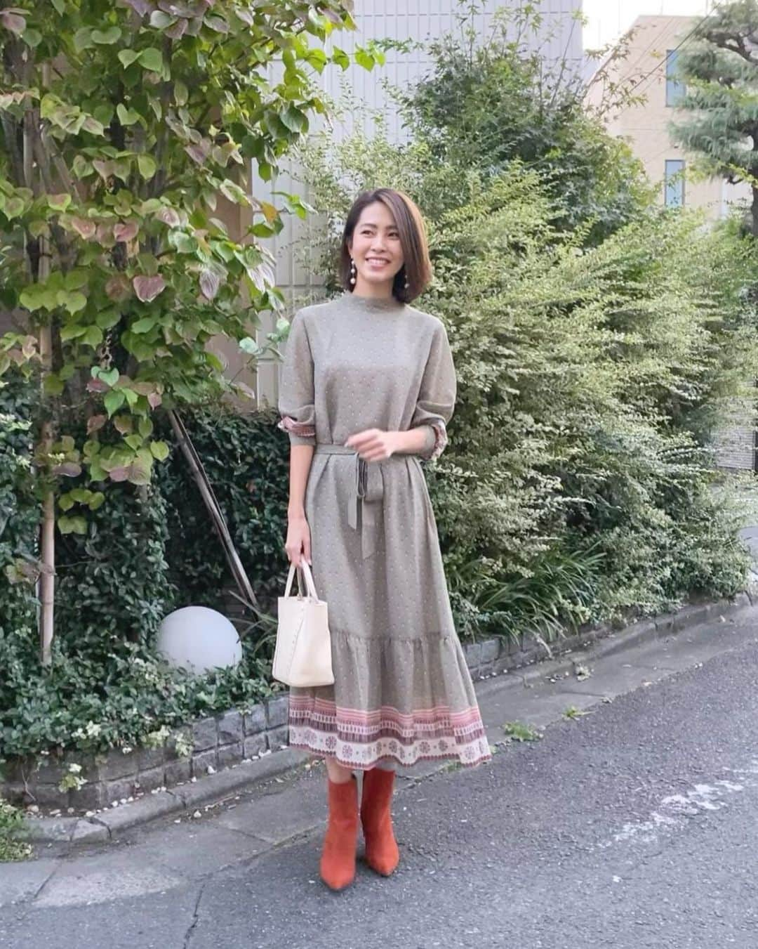 坂元美香さんのインスタグラム写真 - (坂元美香Instagram)「#DOZE_style . 朝投稿したのと同じワンピですが ウエストリボンバージョン🎀🤩 . まだ発売前なので私が着てるのは サンプルなのですが、 私自身早く本物を着て歩きたい❣️ （好きすぎる件） . . DOZE［ドーズ］は11月17日(日)の ファッションデーにてデビュー致します🎉 . 13:00〜14:00 DOZE by Mika Sakamoto 20:00〜21:00 FASHION RUNWAY LIVE . オンエアではVAL価格にて ご案内させていただきますので ぜひチェックしてみてくださいね！ . 放送は @qvc_japan アプリでも視聴できますので ぜひご覧いただけると嬉しいです😆 .  @doze_style @qvc_japan  #ドーズ #DOZEbyMikaSakamoto #qvcジャパン #fashion #ワンピース #アンティークプリントワンピース #アンティーク #ママコーデ #保護者会コーデ #きれいめコーデ #大人女子コーデ #女子会コーデ #お洒落になりたい #おしゃれさんと繋がりたい #30代ファッション #40代ファッション」11月11日 18時08分 - mika_saka