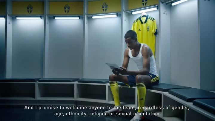 のインスタグラム：「För att få bära Sveriges nya landslagströja måste man gå med på de villkor som den kommer med. Jag har gjort det, gör du? 🇸🇪⚽ #earnthejersey @adidasfootball」