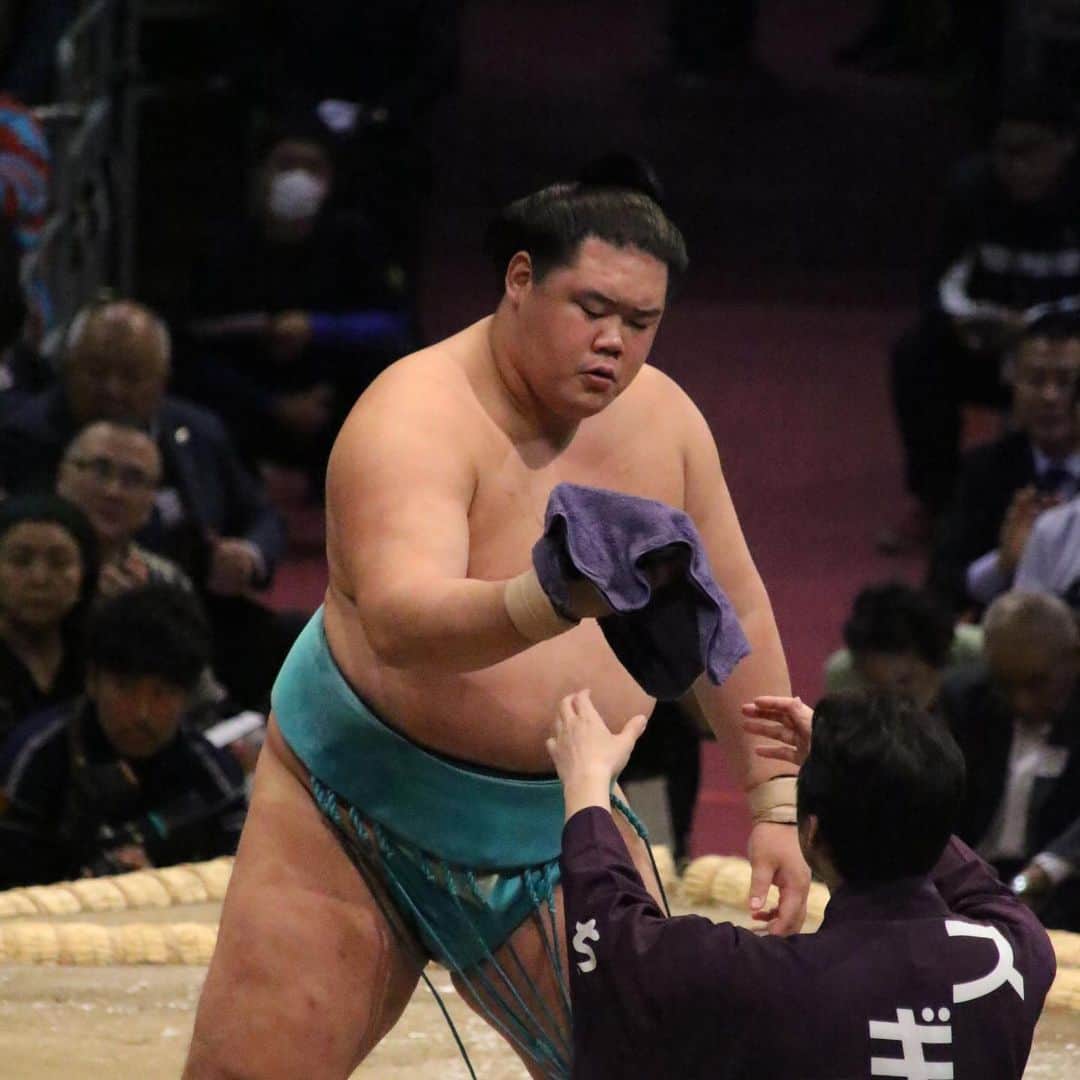 日本相撲協会さんのインスタグラム写真 - (日本相撲協会Instagram)「幕内の取組。﻿ 明生-遠藤。﻿ ﻿ 取組後、支度部屋に戻る明生。﻿ 九州場所では、関取を間近で応援できます。﻿ ・ 日本相撲協会のYouTubeでは、場所前の立浪部屋の稽古の様子や、関取インタビューをご覧いただけます！ ﻿ @sumokyokai ﻿ #sumo﻿  #相撲 ﻿ #力士﻿ #お相撲さん﻿ #大相撲 ﻿ #11月場所 ﻿ #九州場所 ﻿ #福岡県 ﻿ #福岡 ﻿ #博多 ﻿ #九州　﻿ #博多旅行﻿ #九州旅行﻿ #博多観光﻿ #福岡国際センター﻿ ﻿ #遠藤﻿ #明生﻿ ﻿ #日本 ﻿ #japan ﻿ #sumo﻿ #sumowrestling﻿ #sumowrestler﻿ #sumowrestlers﻿ #samuraiwarrior﻿ #samuraiwarriors﻿ #japanculture」11月11日 18時09分 - sumokyokai