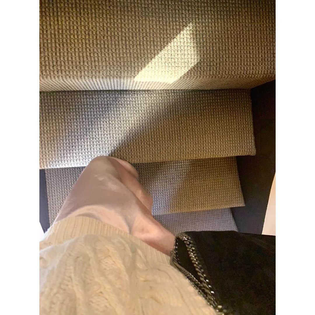 佐藤優津季のインスタグラム：「このニット大好きなんだなっ🍙﻿ 毎年質問貰うのですが原宿のKINJIで買った気が！﻿ フィッシャーマンニット🐟割とどこの古着屋さんにもありますよ~😆 #knitsweater#fishermansweater #フィッシャーマンニット #vintage#kinjiharajuku  #bag#stellamccartney #ステラマッカートニー　#falabellamini #ファラベラミニ  #skirt#casafline #カーサフライン」