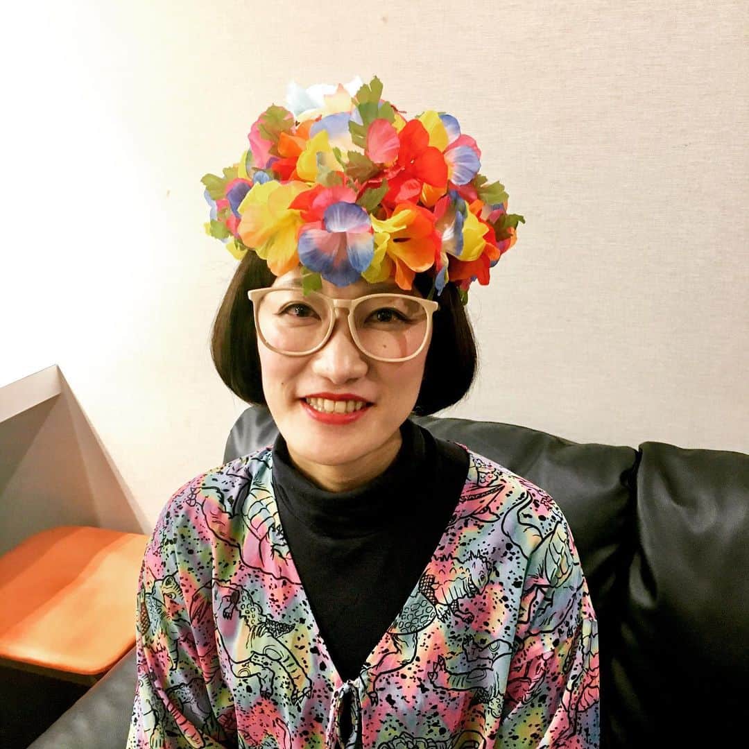 松浦志穂のインスタグラム：「#イヒの憂鬱　で一瞬登場した花瓶女　🌹木村カエラさんのジャケットみたいだなぁって大お気に入り💐 ・ #朗読歌劇 #イヒの憂鬱  #花瓶女」