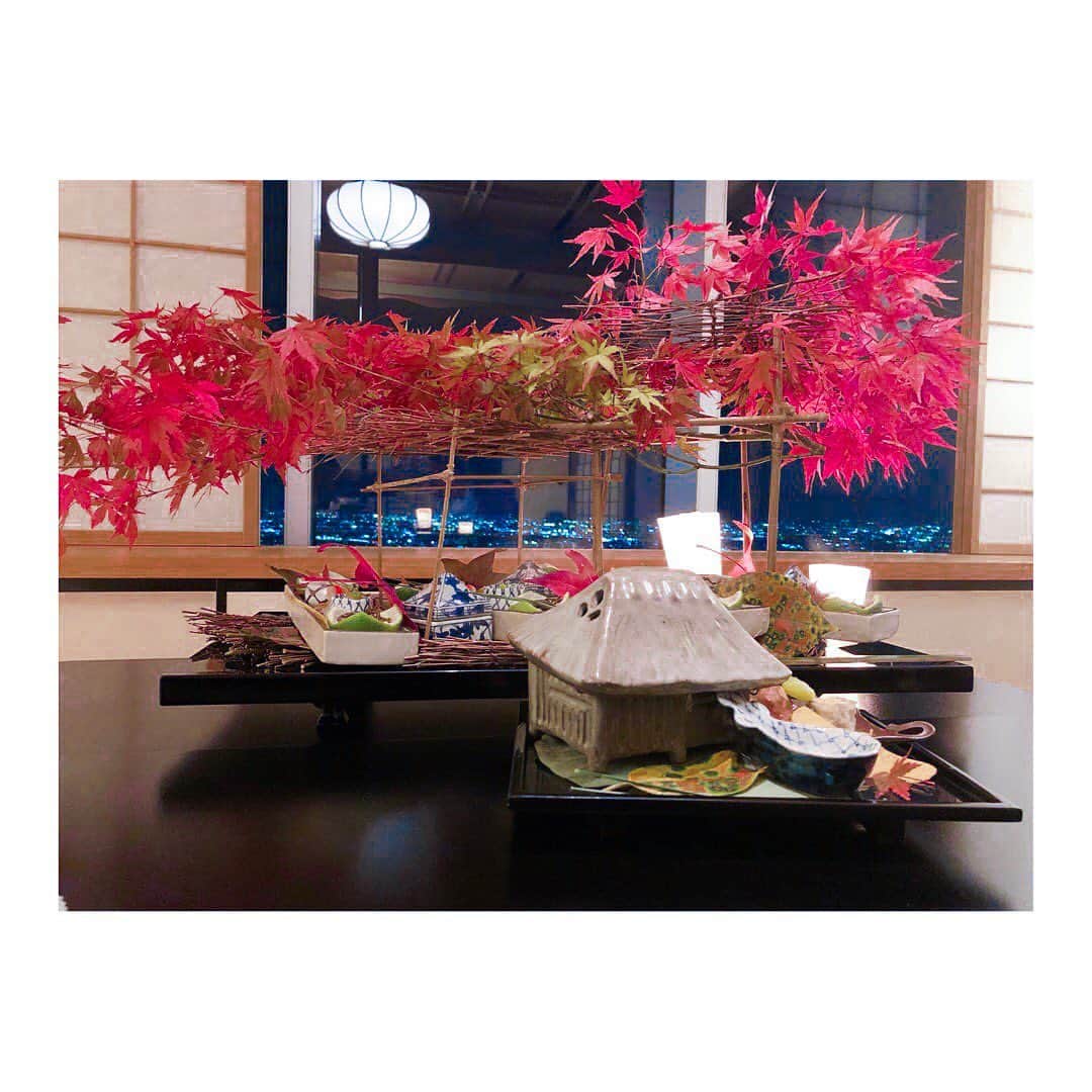 鈴木みのりのインスタグラム：「品数多くてお写真載せきれなかった😖 *  #吉兆 #吉兆名古屋 #京都吉兆 #名古屋 #名古屋グルメ #ミッドランドスクエア #ミッドランド #秋 #季節感 #紅葉 #夜景 #眺め #41階からの眺め  #大広間  #個室 #懐石料理 #特別懐石料理 #日本食 #和食 #松茸  #松茸づくし #松茸ご飯 #美味しい #ディナー  #豪華 #和  #midland #nagoya #dinner」