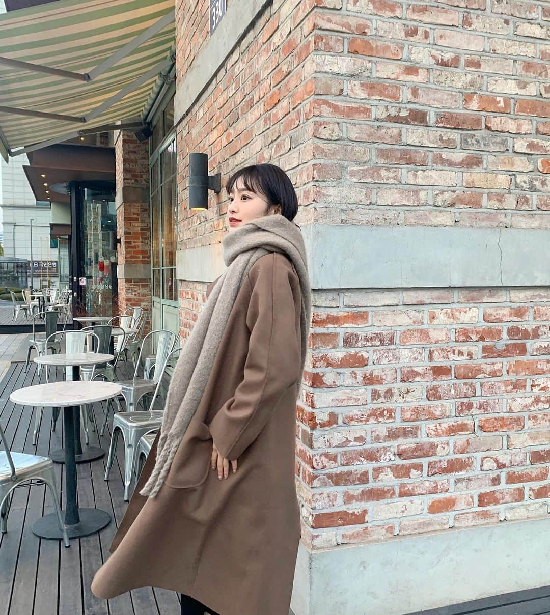 吉田南歩さんのインスタグラム写真 - (吉田南歩Instagram)「ㅤㅤㅤㅤㅤㅤㅤㅤㅤㅤㅤㅤㅤ in korea🇰🇷 昨日20:00から発売された マフラーとコート どちらも人気🍋 ㅤㅤㅤㅤㅤㅤㅤㅤㅤㅤㅤㅤㅤ コートはベージュがsold outです🙇‍♀️ ㅤㅤㅤㅤㅤㅤㅤㅤㅤㅤㅤㅤㅤ #neam」11月11日 18時20分 - nanaho_yoshida