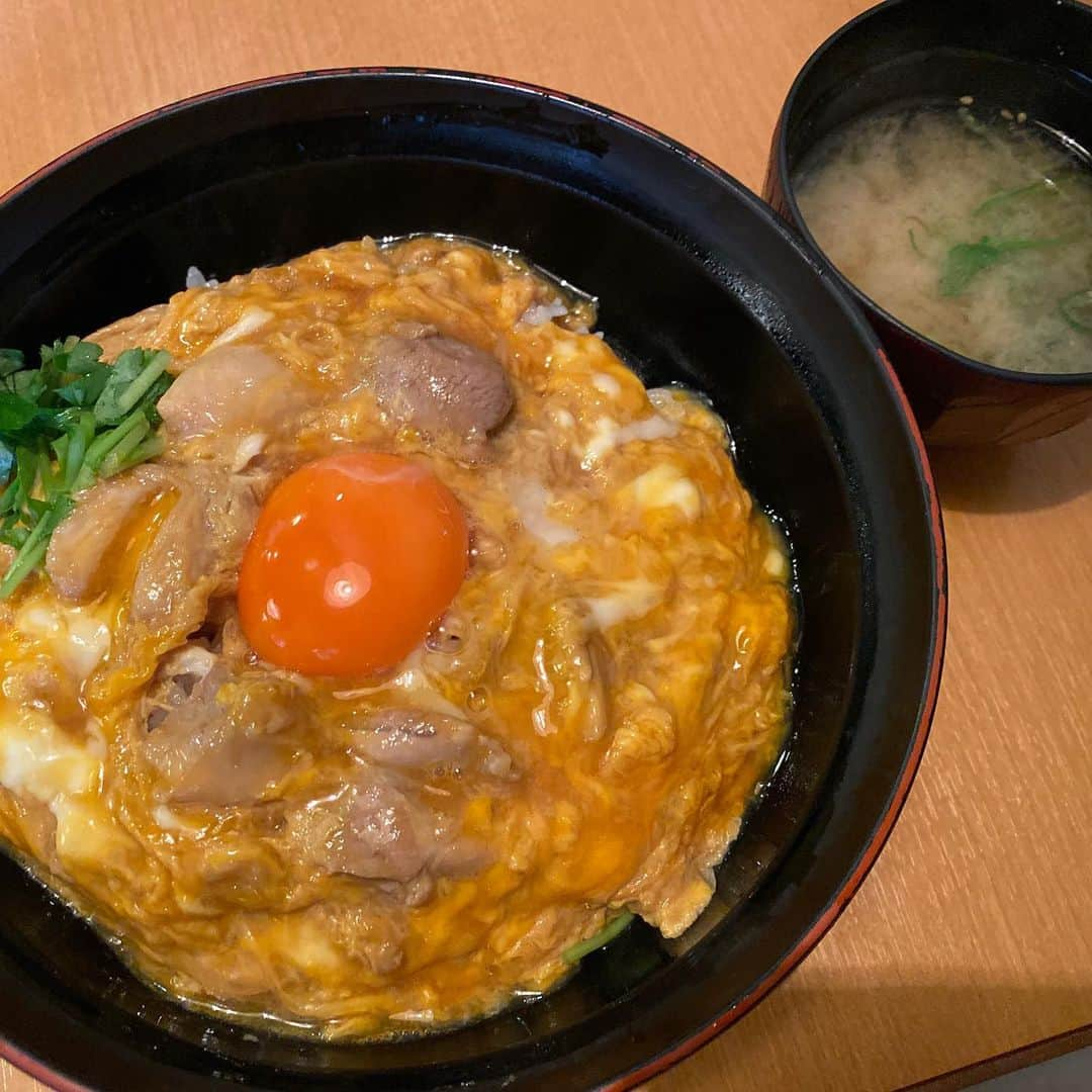 佐藤彩さんのインスタグラム写真 - (佐藤彩Instagram)「美味しい親子丼にニンマリ😋  そして面白いハプニング話で盛り上がり… 大笑いしながら楽しんだ、今日のランチタイム🍴  二人とも面白すぎー🤣  #笑った笑った #楽しくて仕方なかった #ランチタイム #HBC #アナウンサー #森結有花 アナ #金城茉里奈 アナ #佐藤彩」11月11日 18時27分 - hbc_ayasato