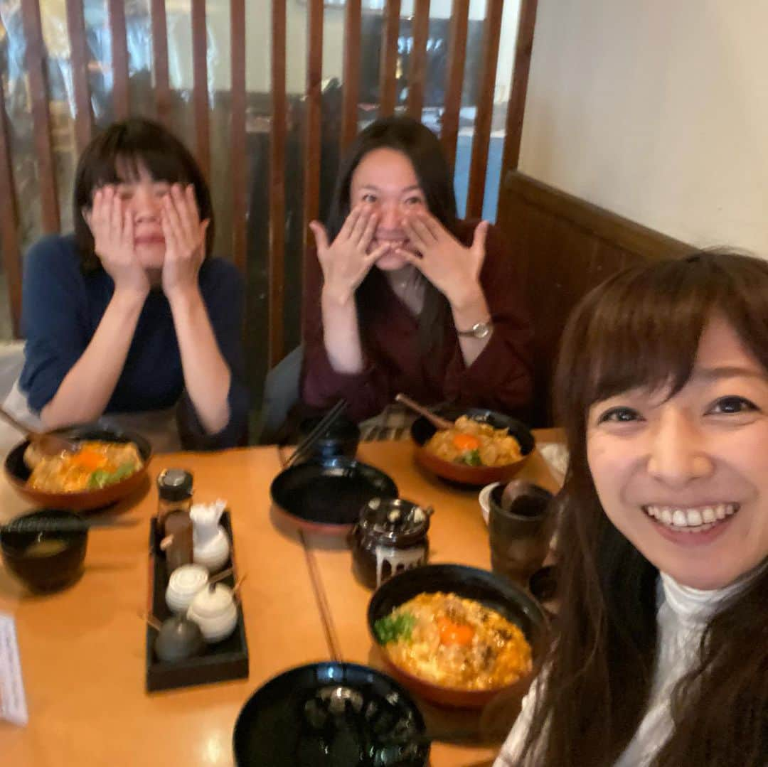 佐藤彩さんのインスタグラム写真 - (佐藤彩Instagram)「美味しい親子丼にニンマリ😋  そして面白いハプニング話で盛り上がり… 大笑いしながら楽しんだ、今日のランチタイム🍴  二人とも面白すぎー🤣  #笑った笑った #楽しくて仕方なかった #ランチタイム #HBC #アナウンサー #森結有花 アナ #金城茉里奈 アナ #佐藤彩」11月11日 18時27分 - hbc_ayasato