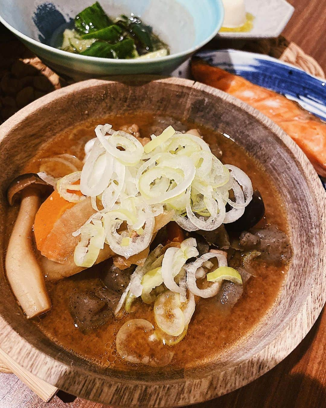 上原歩さんのインスタグラム写真 - (上原歩Instagram)「豚汁の季節🥣 夏でも美味しいけれど 冬の美味しさはひとしお。 お鍋たっぷり作って数日食べられるのがお腹にも献立作りにも、やさしい。 具材は余り物で十分だけど こんにゃくとごぼうは私的に外せない たっぷりのねぎもね。 今回は赤味噌と米味噌をまぜて作りました。 おくらたっぷり納豆 もずくきゅうり アボカド豆腐 鮭 豚汁 朝ご飯のような夜ご飯 私の身体が喜ぶご飯♡🐟 ・ #love #cooking #life #happy #instagood #おうちごはん #あゆレシピ」11月11日 18時28分 - ayumiuehara