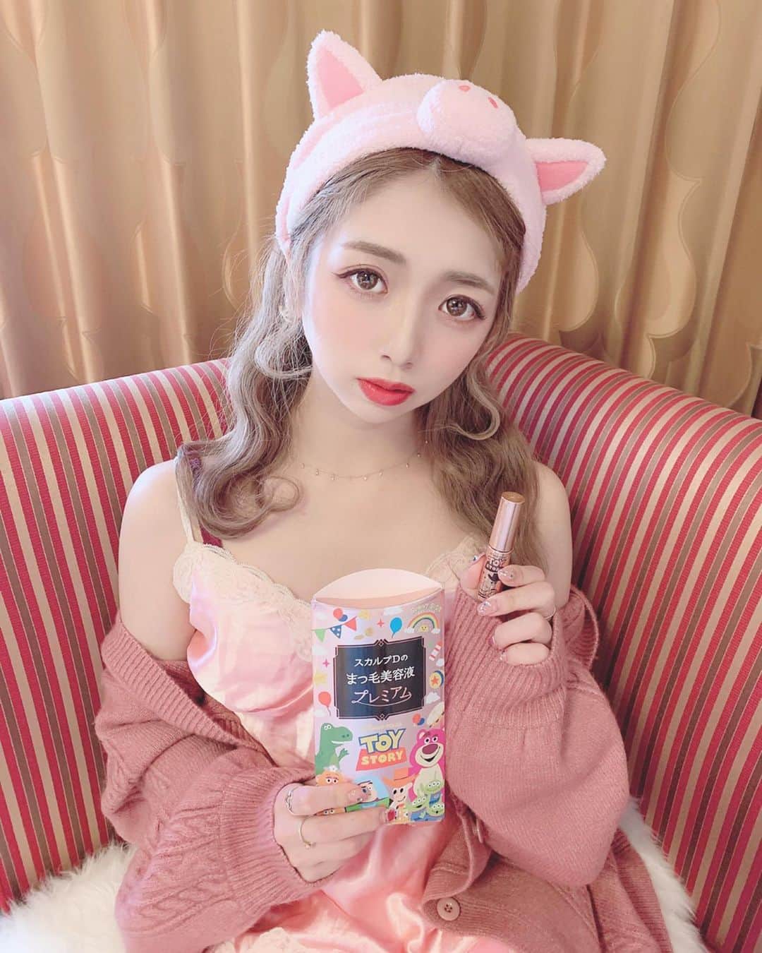 のインスタグラム：「🎀 .  スカルプDのまつ毛美容液とトイ・ストーリーがコラボ💓 パッケージも限定ボトルも可愛いすぎる💓 . スカルプDのまつ毛美容液プレミアムは まつ毛ケア成分2倍なんだって🥰💕 だから1日一回でもOK💓💓💓 . PLAZAやLOFT マツキヨなどにも売ってるよ🎀 ディズニーデザインは数量限定だから早めにねっ🎶 . @scalpd_eye . #スカルプD #まつ毛美容液 #トイストーリー #ハム #ディズニー #ディズニー限定 #パケ買い #まつ毛 #美容液 #pr」