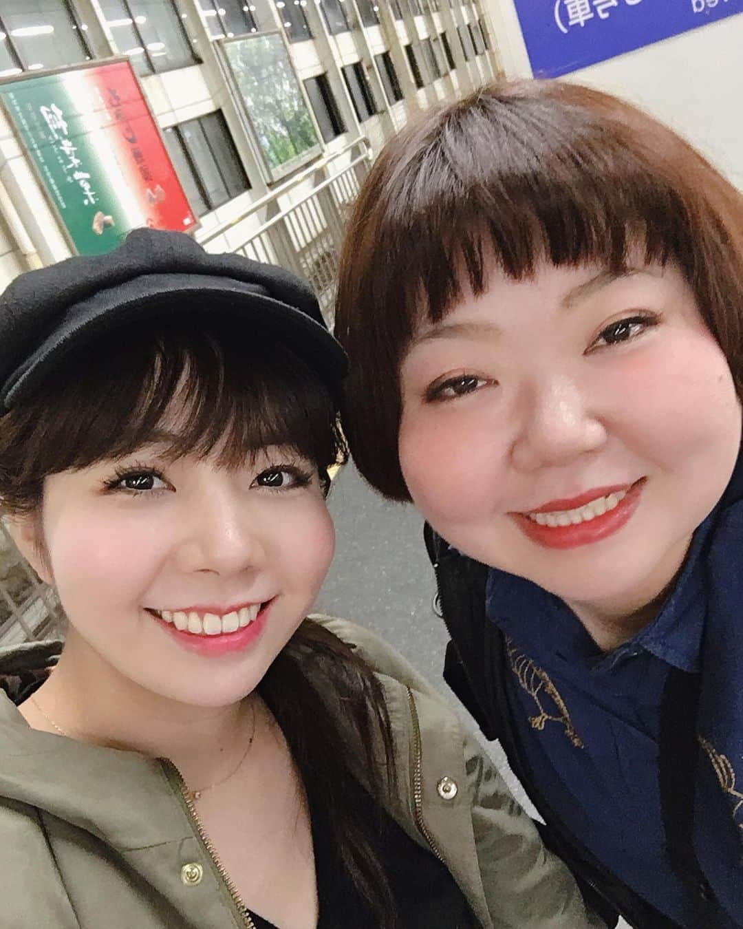 前田まみさんのインスタグラム写真 - (前田まみInstagram)「広島公演の思い出☺️✨🍁 ラストはホームで奈臣実ねえさんと撮らせていただいたよ💖 #吉本新喜劇 #よしもと新喜劇 #新喜劇 #内場勝則 にいさん #末成由美 ねえさん #安尾信乃助 にいさん #高橋靖子 ねえさん #山本奈臣実 ねえさん  #森田展義 にいさん #大黒ケイイチ にいさん #前田まみ 温かいお客様✨ ありがとうございました❤️ 2019.11.10」11月11日 18時30分 - koromami24