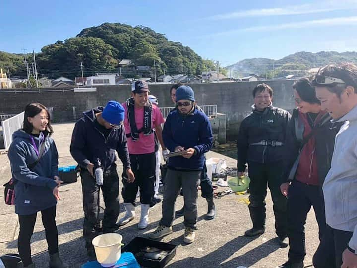 高本采実さんのインスタグラム写真 - (高本采実Instagram)「🦑 【11.10 沼島ティップラン大会】 昨日は盛漁丸さんにて 沼島ティップラン大会ゲストとして 呼んで頂きました☺︎ 釣れたイカで1番重い１匹の ウエイトで勝負です🔥 . 6時に出船し、早朝は風が強く少し渋かったですが 8時頃から風も止み、 アオリイカもポツポツと出はじめました(^^)/ 後半戦はトリプルヒットも🤩🦑✨ そしてキロアップも続々かかりだして...‼️😳🎣 ウエイトなので最後の最後まで逆転があり得る おもしろい戦いとなりましたψ(｀∇´)ψ . 12時ストップでイカのウエイトを計測。 そして沼島の木村屋さんにて 豪華な昼食を頂きました🤤 写真の他にも、鯛そうめんや 天ぷら、茶碗蒸しなどなど。。 めっちゃ美味しかったです🙏🏻✨ . その後結果発表(*'▽'*)‼️🦑 ドキドキドキドキ.... . １位は1.2kg✨ . 船でも沢山笑い、大会は盛り上がり🥳🎣✨ 皆さんのおかげで めちゃめちゃ楽しかったです😂💖 . 本当にありがとうございました！！✨ . . 次回沼島での大会は、 来年８月に スーパーライトジギング大会 が開催予定となっております(^^)✨ また盛漁丸では、 来月12月に新艇となるみたいです.:*･'(*ﾟ▽ﾟ*)'･*:.｡. 是非みなさん遊びに行ってみてください😎⛴✨ . . . . #沼島 #南あわじ市  #淡路島 #盛漁丸 #遊漁船 #ティップラン #エギング #ボートエギング  #アオリイカ #コウイカ #squidfishing  #海釣り #船釣り #ソルト #钓鱼 #釣り #釣り好き #釣りガール #fishinggirl #高本采実 #あやみん」11月11日 18時32分 - ayami__summer