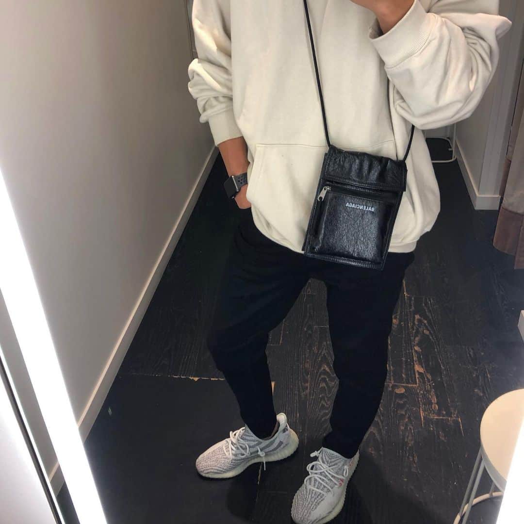 tky1098のインスタグラム：「code☻ #fearofgod #balenciaga #zara #yeezyboost350v2 #adidasoriginals #applewatch」