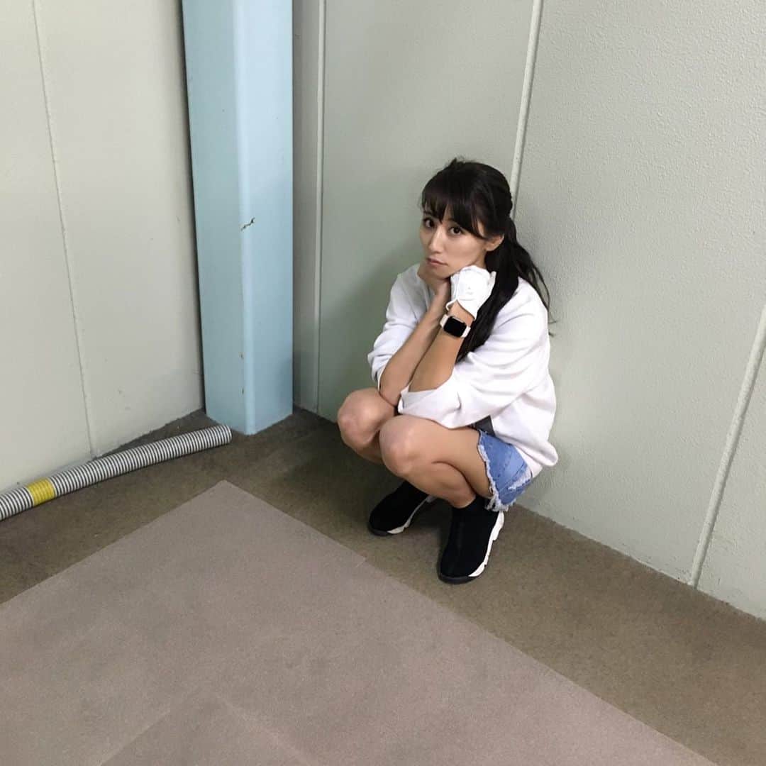 のインスタグラム：「﻿ ﻿ ﻿ #ゴルフ ⛳️熱再燃ちゅ✍🏻\❤︎/﻿ ﻿ ﻿ この写真はこの前のやつ。﻿ ﻿ ﻿ 自分の脚のたくましさ...😱﻿ 普段厚底ばっかり履いてて詐欺ってるけど、﻿ スニーカー👟履いたら隠しきれない←﻿ ﻿ ﻿ あるあるやと思うねんけど、﻿ 壁にもたれながらしゃがむと﻿ ついつい爪先立ちしてしまう...よね？﻿ ﻿ ﻿ ﻿ #スウィートインスタ #スウィートインスタガールズ #model #photooftheday #instagood #instafollow #followme #love #tagsforlikes #happy」
