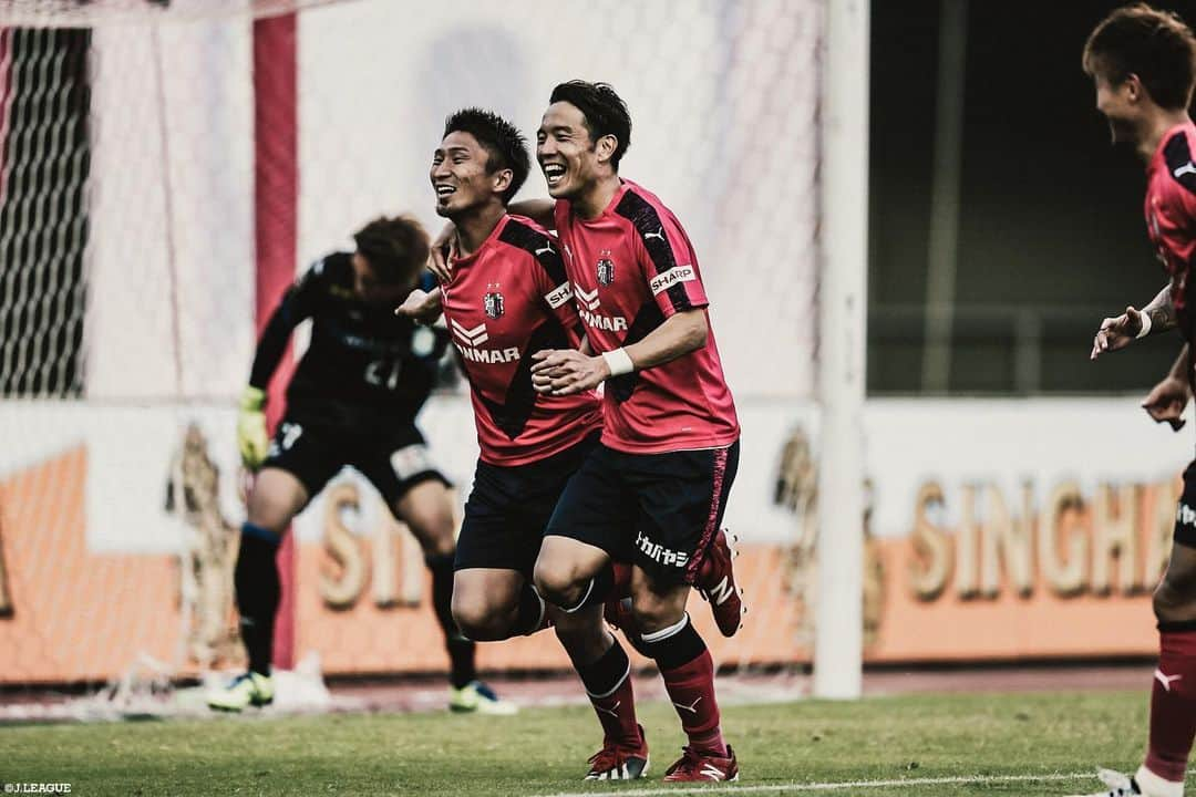 Ｊリーグさんのインスタグラム写真 - (ＪリーグInstagram)「Play Back JLEAGUE⚽️📸﻿ ﻿ 🏆#明治安田生命Ｊ１リーグ 第３１節﻿ 印象的なシーンをプレイバック🔥﻿ ﻿ #Ｊリーグ ﻿ #jleague﻿ ﻿ ﻿ #サガン鳥栖 #金井貢史 #小野裕二﻿ #横浜F・マリノス  #ベガルタ仙台 #平岡康裕 #シマオマテ﻿  #名古屋グランパス #前田直輝 #長谷川アーリアジャスール  #サンフレッチェ広島 #青山敏弘 #浦和レッズ #西川周作 #鹿島アントラーズ #レオシルバ ﻿ #川崎フロンターレ #山村和也 #小林悠﻿ #FC東京 #ディエゴオリヴェイラ ﻿ #セレッソ大阪 #奥埜博亮 #水沼宏太 ﻿ #大分トリニータ﻿ #soccer #⚽️」11月11日 18時41分 - jleaguejp