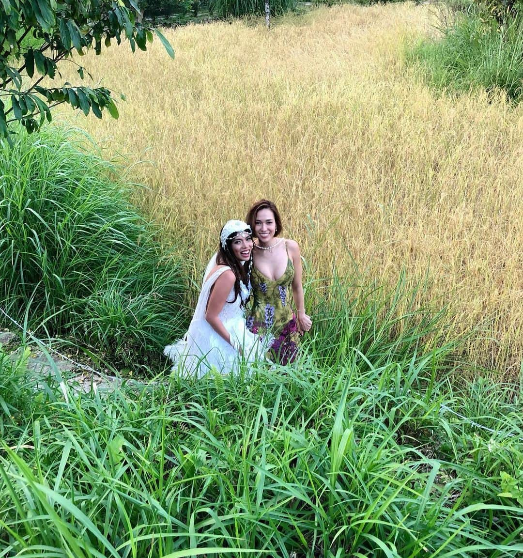 Livさんのインスタグラム写真 - (LivInstagram)「Happy Wedding Day! Snapped while sending this perfect bride on her way @lexierodriguez #teamswitaj (my dress by @floret.al 💞✨) @thepavilionshimalayas」11月11日 18時41分 - livlogolding