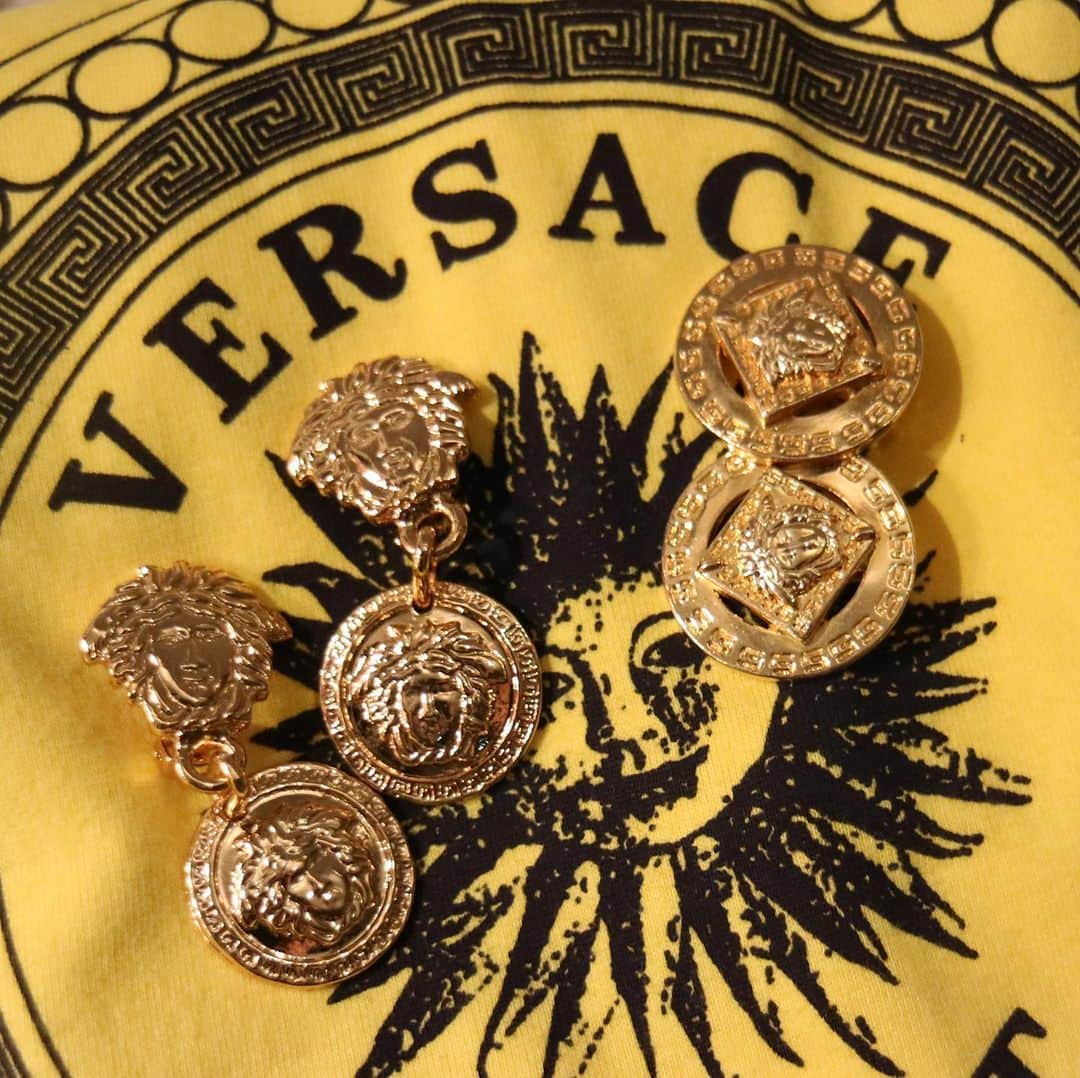 Vintage Brand Boutique AMOREさんのインスタグラム写真 - (Vintage Brand Boutique AMOREInstagram)「Versace Vintage medusa earrings  #versace #medusa  Free Shipping Worldwide✈️ ✉️ info@amorevintagetokyo.com  #ヴィンテージ #ヴェルサーチ #ヴィンテージヴェルサーチ #メデューサ #ヴィンテージブランドブティック #アモーレ #アモーレトーキョー #ヴィンテージショップ #表参道 #東京# #vintage #vintageversace #versacevintage #amoretokyo #amorevintage #vintageshop」11月11日 18時45分 - amore_tokyo