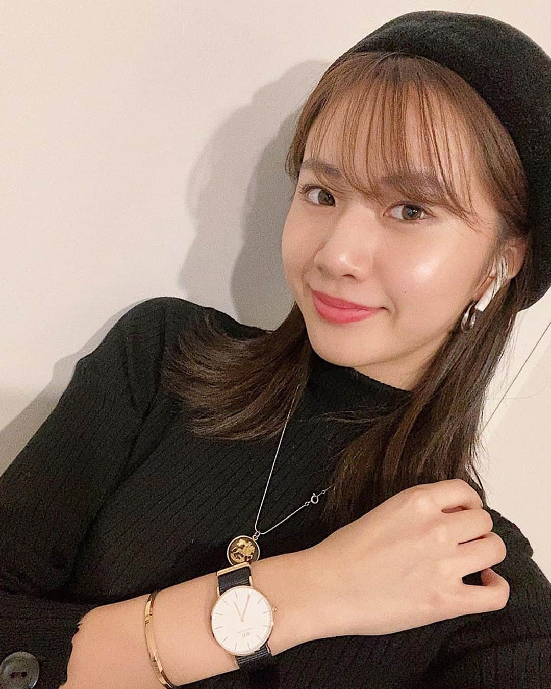 大伴理奈さんのインスタグラム写真 - (大伴理奈Instagram)「New Watch🆕  普段ブラックコーデが多い私にとってシンプルなこのデザインと 時計に合わせたブレスレットが どんな服にもマッチして使いやすいです😊 今なら下記のクーポンコードで 安く買えるみたいなので是非✨  15％OFFクーポンコード：otomo01（12/31有効、公式サイト使用のみ）  https://www.danielwellington.com/jp <@danielwellington  #ダニエルウェリントン> ◎11/8～11/11期間中、全商品* 11%OFF ◎腕時計とブレスレットのギフトラッピング無料✨ ◎クーポンコード併用可能  #danielwellington」11月11日 18時46分 - rina_otomo