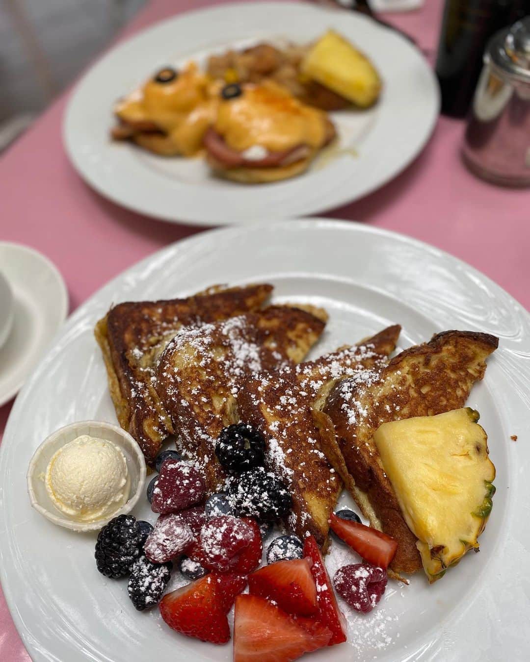 Saki のインスタグラム：「朝ごはん&デザート編🥞🍫🍨🍦🍇🍓🍌 1.2枚目は　#hautreelanai の フレンチトースト&エッグヴェネディクト🍳 個人的にここのエッグヴェネディクトはNo.1✨🤙🏽 (モーニングでも予約必須)  3〜6枚目は、定番#bills 🥞　 実は、エッグスシングス本店行きたかったけど並びすぎで断念して、 近くのビルズへ…🥞 🍌バナナがついてるからジョアン お気に入りでぱっくぱく😋❣️ 8枚目は、　#islandvintagecoffee  のアサイーボウル🍇🍓🍌🍯 もう去年感動したけど、ほんまおいしい😋でかいサイズやのに意外とペロリと！  9.10枚目は #LappertsHawaii 🍦🍫 Hiltonからすぐ目の前やから何回か行ってますw  値段はお高めやけども、店内で焼いたワッフルコーンが美味い❣️🤙🏽 チョコやいっぱいカラフルなんついてるのは映えやけど、美味しくないらしいのでシンプルがオススメw😂  また昼夜ご飯も別で🌈  #Hawaii #honolulu #Hawaiian #waikiki #waikikibeach #ハワイ #ホノルル#ハワイ旅行 #家族旅行 #family #aloha  #親子 #ハワイ旅  #mama #mamalife」