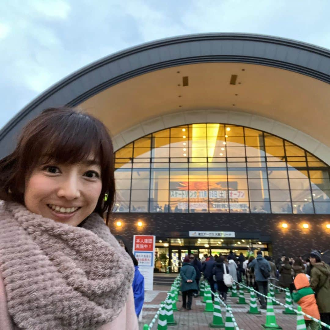 佐藤彩さんのインスタグラム写真 - (佐藤彩Instagram)「昨日は、浅田真央サンクスツアーを観戦✨  真央ちゃんの思いがこもった滑りに感動🥺 最初のVTRが流れると、もうウルウルしてしまって… 約1時間半、たっぷりとその姿を胸に刻みながら見ていました😊  サポートメンバーたちの滑りも素敵で… 無良さんのジャンプも迫力がありましたよー！  森アナが帯広で見てすごく良かったと話していたので、私はタイミングが合った旭川へ。 ほんとに行ってよかったです✨  そして旭川に来たらやっぱり… ラーメン食べて帰りました🍜  今日は麺の日だそうですね。 昨日は昼も夜も美味しいラーメンを食べたので、私にとっては昨日が麺の日のような感じになっちゃいました。笑  #浅田真央サンクスツアー  #感動の滑り #旭川ラーメン  #天金 #親戚のおじさんオススメ #留萌　#ラーメン海栄  #岩尾温泉あったまーる  #露天風呂は16日再開 #ラーメン好き #HBC #アナウンサー #佐藤彩」11月11日 18時51分 - hbc_ayasato