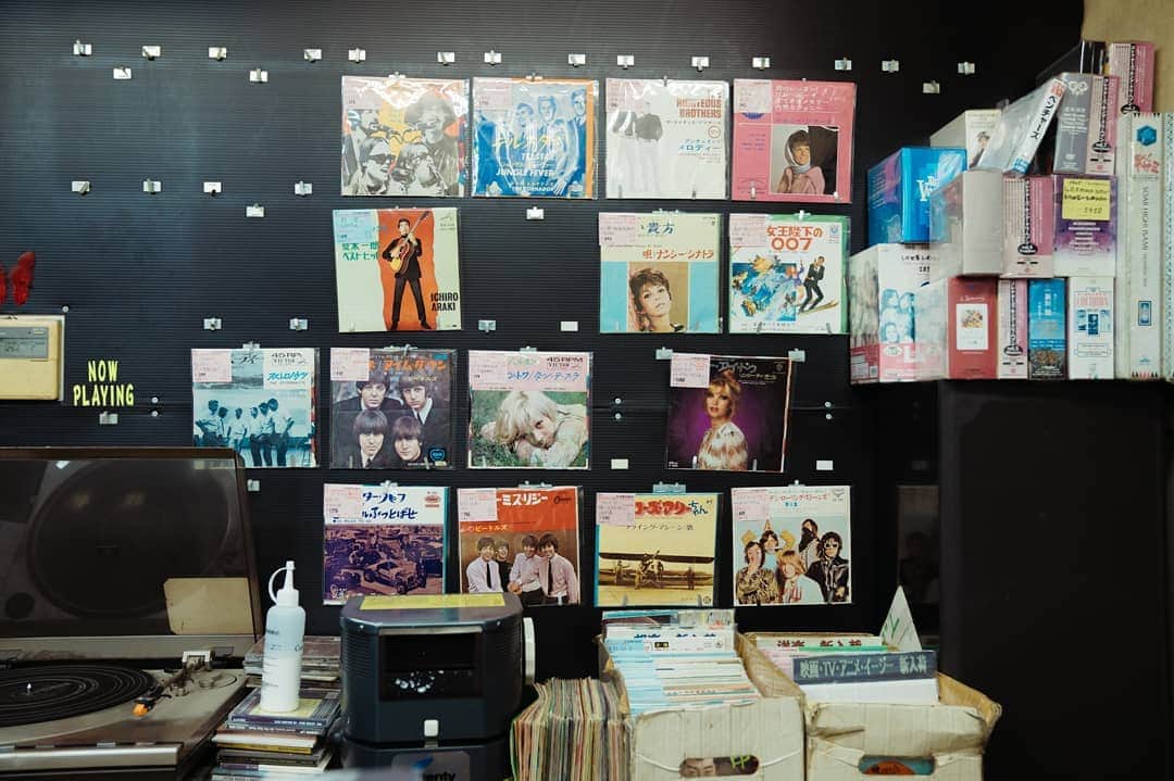 HereNowさんのインスタグラム写真 - (HereNowInstagram)「Taguchi Shoten is a record store that opened around 40 years ago between Kokura Station and Nishi Kokura Station. This long-standing record store carries all genres of music including rock, jazz, classical, and Japanese pop. 数万点のアイテムが並ぶ、北九州の老舗レコードショップ Recommended by @initialdeeee. . . . #herenowcity #wonderfulplaces #beautifuldestinations #travelholic #travelawesome #traveladdict #igtravel #livefolk #instapassport #optoutside  #田口商店小倉店 #北九州 #北九州旅行 #日本旅行」11月11日 18時54分 - herenowcity