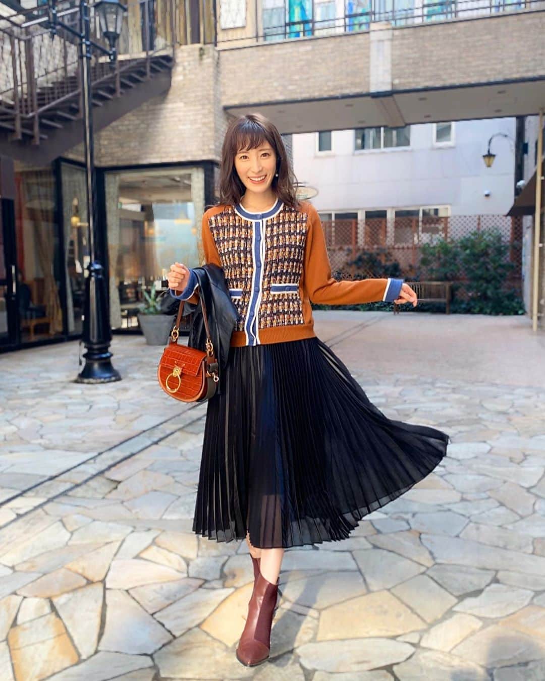 小林真由のインスタグラム：「⋆﻿ ⋆﻿ 今日の洋服🌼﻿ ﻿ 珍しい配色に惹かれたカーディガン♡﻿ 今まであまり着ていなかった﻿ ツイードが最近気になります😊🧡 tops: #verofonna ﻿ skirt: #lecielbleu ﻿ shoes: #leoryxeblóa ﻿ bag: #chloe﻿ ﻿ ﻿ 立冬すぎて急に冬になった感じ☃️﻿ 寒くなってきたので﻿ 体調に気をつけましょう😢🙏﻿ ﻿ #ヴェロフォンナ #ルシェルブルー #レオリーエブロア #クロエ﻿ #ファッション #コーデ #ママコーデ #ママライフ #コーディネート #coordinate #fashion ﻿」