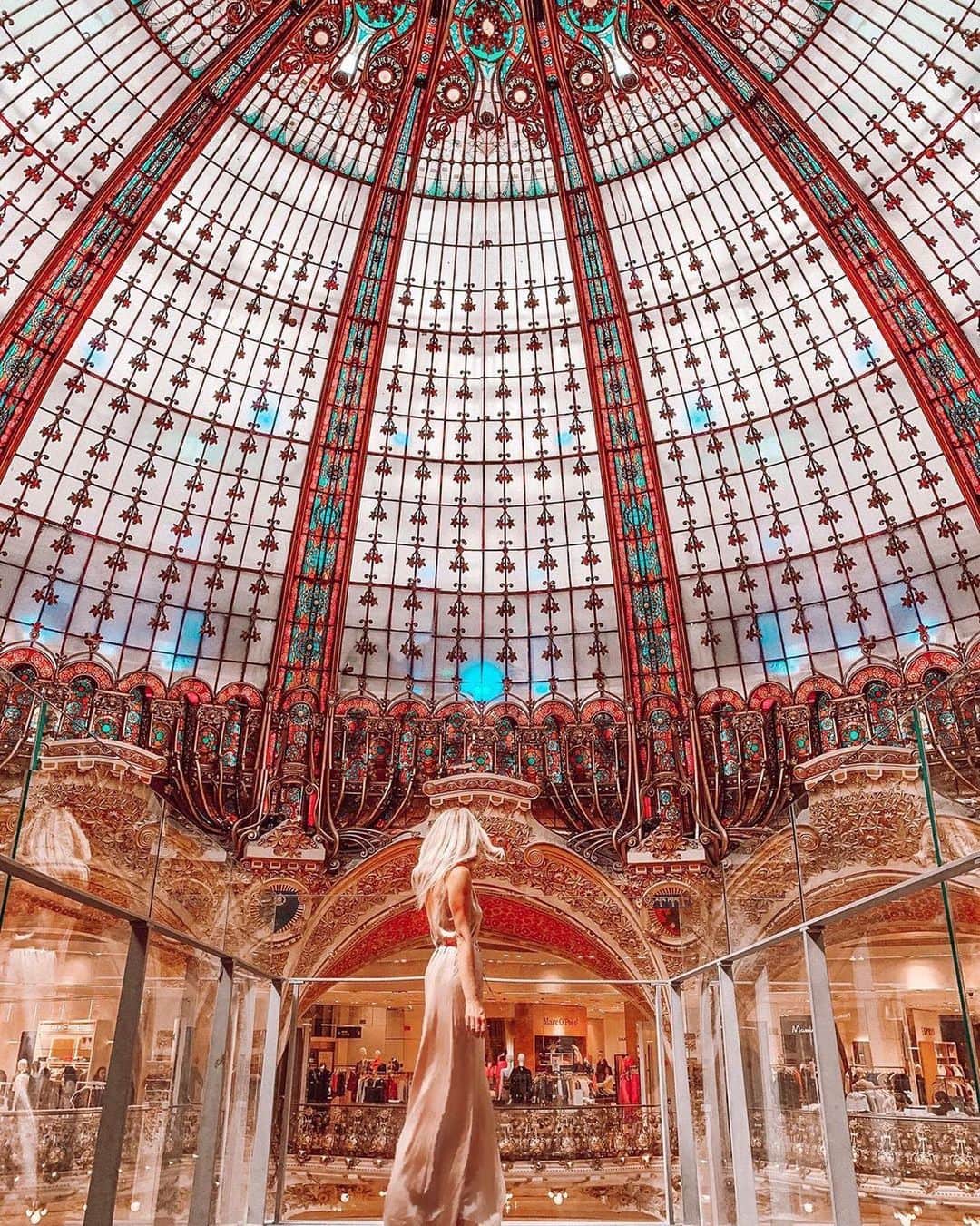 GENIC 公式インスタグラムさんのインスタグラム写真 - (GENIC 公式インスタグラムInstagram)「百貨店の中だと思えないほど、きらびやかで豪華な1枚。﻿ ここは、パリの百貨店「ギャラリー・ラファイエット」！ステンドグラスのドームはとても美しく、絶対に撮影したい景色です💕﻿ ﻿ とっても広いので、お土産を探すのはもちろん、ぶらぶら歩くだけでも楽しめるはず✨﻿ 日本語で対応してくれるカスタマーセンターもあるので、安心です！﻿ ________________________________﻿ spot #France﻿ Photo  @the_essentialist_﻿ ________________________________﻿ @genic_japan﻿ 日本を旅したくなる写真、最新スポットなど更新中！﻿ Share amazing photos of Japan to all over the world.﻿ ________________________________」11月11日 19時03分 - genic_mag