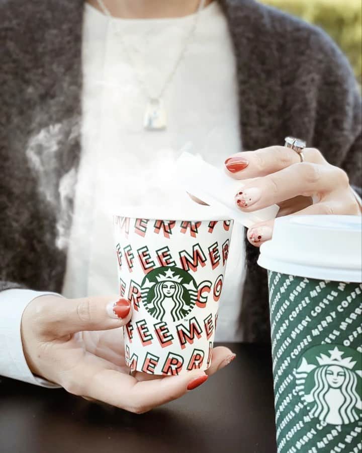 のインスタグラム：「𝑺𝒕𝒂𝒓𝒃𝒖𝒄𝒌𝒔 𝑪𝒐𝒇𝒇𝒆𝒆🎄 おつかれさまでした♥︎ ⋆⍣⋆⍣⋆⍣⋆⍣⋆⍣⋆⍣⋆⍣⋆⍣⋆⍣⋆⍣⋆⍣⋆⍣⋆⍣⋆⍣⋆⋆⍣⋆⍣⋆⍣⋆⍣⋆⍣⋆ #foodinhands#starbucks#starbuckscoffee#starbucksjapan#starbuckslover#cupsinframe#coffeelover#coffeeaddiction#coffee_inst#coffeenclothes#coffeeaddict#espresso#instagramjapan#holiday#latteart#latteartgram#holidaycollection#holidayseason#いちごスイーツ#ショートケーキ#クリスマスケーキ#クリスマススイーツ#スタバ#スタバ2019#スターバックス#レッドカップ#ホリデー#クリスマスコーヒー#クリスマスネイル#レッドネイル」