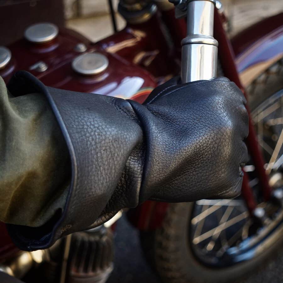 ウェスコさんのインスタグラム写真 - (ウェスコInstagram)「《 Sullivan Glove 》 -ROCKY MOUNTAIN ELK GAUNTLET LINED- 昨年より、新たなモデルとして展開している肉厚なエルクレザー（ヘラ鹿）を用いて製作したフリーズライニング付きガントレットタイプのサリバングローブ。 手首上を10cm以上も覆えるため、バイクなどで走行中はアウターの袖口から入る外気をシャットアウトできます。 また、肉厚ながらもしっとりとしたエルクレザーは手への馴染みがとても良く、ライダーへ安心感を与えてくれます。 . ※商品はWESCO JAPAN各店、オンラインショップにてお買い求め頂けます。 #wesco #sullivan #sullivanglove #madeinusa #oregon #bend #wescojapan #wescoebisu #wescosetagaya #wescokanazawa」11月11日 19時08分 - wesco_japan