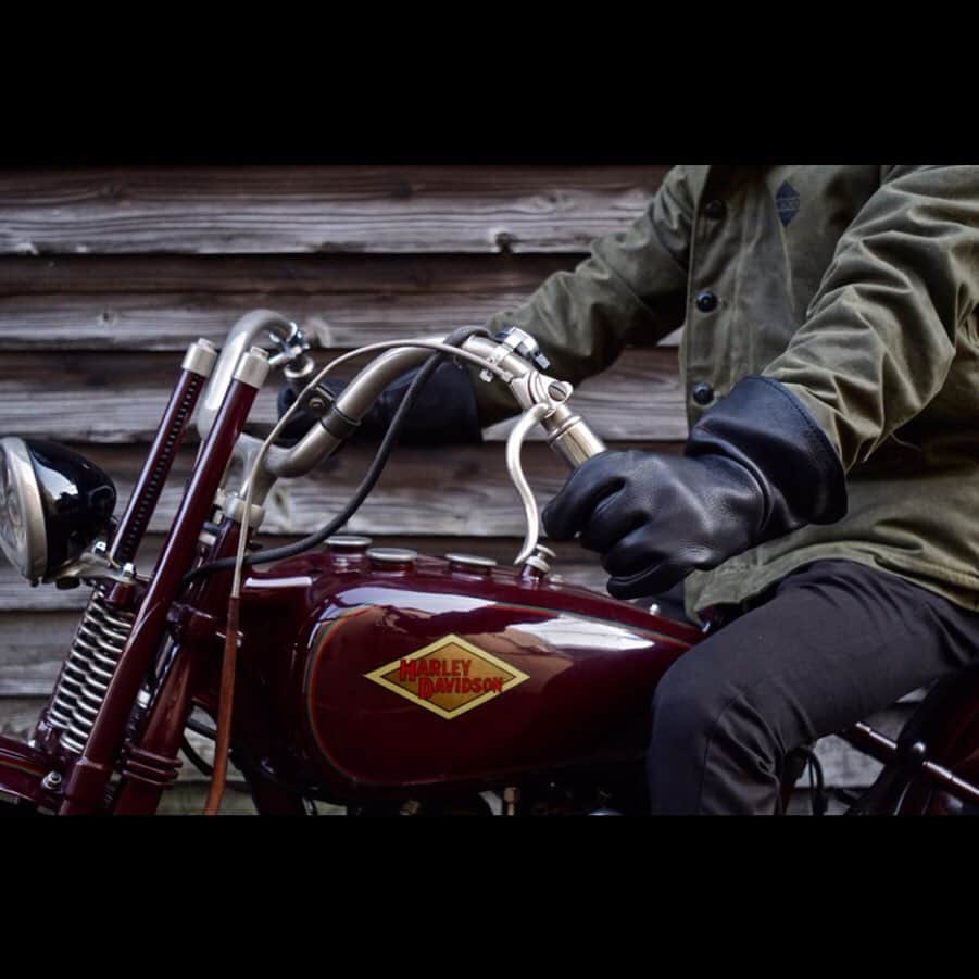 ウェスコさんのインスタグラム写真 - (ウェスコInstagram)「《 Sullivan Glove 》 -ROCKY MOUNTAIN ELK GAUNTLET LINED- 昨年より、新たなモデルとして展開している肉厚なエルクレザー（ヘラ鹿）を用いて製作したフリーズライニング付きガントレットタイプのサリバングローブ。 手首上を10cm以上も覆えるため、バイクなどで走行中はアウターの袖口から入る外気をシャットアウトできます。 また、肉厚ながらもしっとりとしたエルクレザーは手への馴染みがとても良く、ライダーへ安心感を与えてくれます。 . ※商品はWESCO JAPAN各店、オンラインショップにてお買い求め頂けます。 #wesco #sullivan #sullivanglove #madeinusa #oregon #bend #wescojapan #wescoebisu #wescosetagaya #wescokanazawa」11月11日 19時08分 - wesco_japan