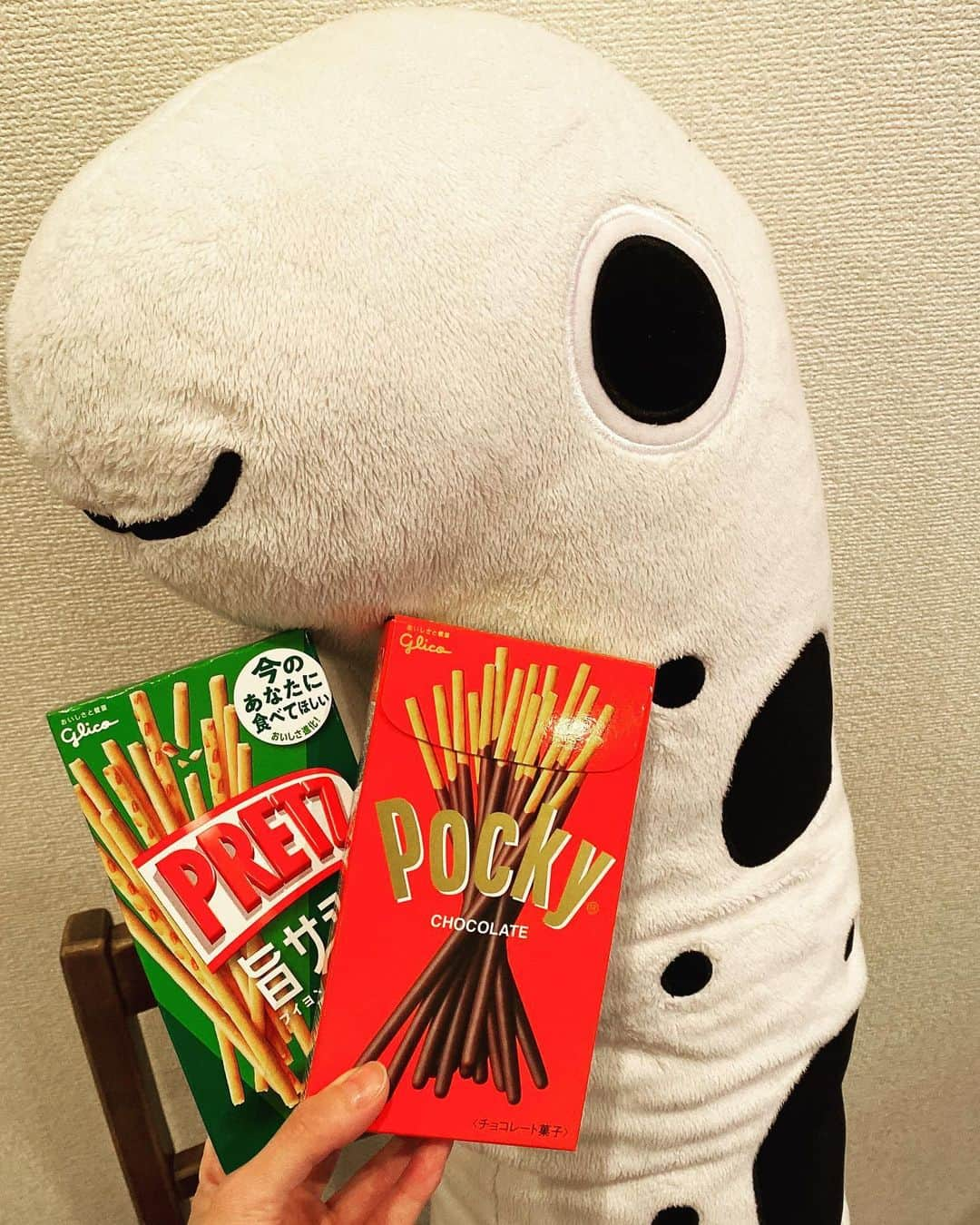 早霧せいなさんのインスタグラム写真 - (早霧せいなInstagram)「今日はなんの日⁉️ . #ポッキーの日 #プリッツの日 #チンアナゴの日 #好きなものばかりの日 #11月11日👆👆」11月11日 19時12分 - seinasagiri_official