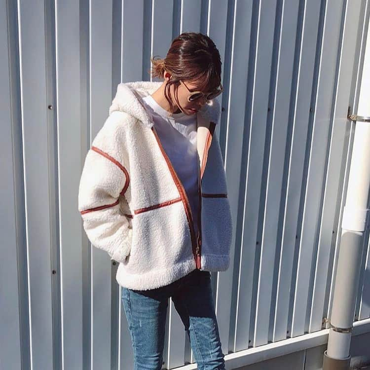 titivateさんのインスタグラム写真 - (titivateInstagram)「. . 【 style share 】 デザインラインボアブルゾン 品番：AUXP2445 ¥8,990+tax . @asammy_s 様、素敵なコーディネートありがとうございます🎶 高級感のある厚手のボア素材を使用したフード付きブルゾン🐏🌱 裏面にフェイクスエード生地を組み合わせ、寒い季節も暖かく着用していただけます☃️🎄 ≪期間限定イベント≫ 11/15(金)10:59まで20％OFFクーポン＆送料無料でお得にお買い求めいただけます🛒❣️ . STYLE SHARE 募集中！ titivateのアイテムを取り入れてコーデを投稿しよう！ ハッシュタグは『#titivatestyle』 . 素敵な着こなしで、もしかしたらtitivateのアカウントで紹介されちゃうかも⁈ 「リアル」で「身近」なオシャレコーデを楽しみにしています♪ . #titivate #ティティベイト #ファッション #ブルゾン #ボアブルゾン #ボア . . #Repost @asammy_s ・・・ OUTFIT . あったかすぎるよこのボアちゃん🐑♡ 子供の外遊びのときはこれに決まりだ🙌🏻✨ ラインの感じも可愛いよね☺︎ @titivatejp ( #デザインラインボアブルゾン ) . . #titivate#titivatestyle#ティティベイト #fashion#ootd#coordinate#mamagirl#locari#lucra#mery#mineby3mootd#mineプチプラ部#マタニティコーデ#ボアブルゾン」11月11日 19時16分 - titivatejp