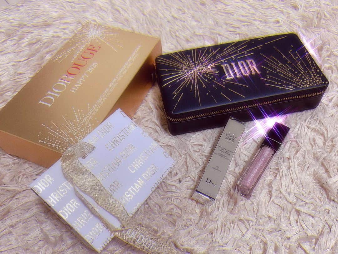 のインスタグラム：「2019 クリスマスコフレプレゼントで頂きました✨💞 今年のクリスマスコフレどこのブランドも可愛すぎる😌😌💞 #クリスマス #クリスマスコフレ #コフレ #メイク #コスメ #リップ #ディオール #XMAS #cosme #lip #dior #love」