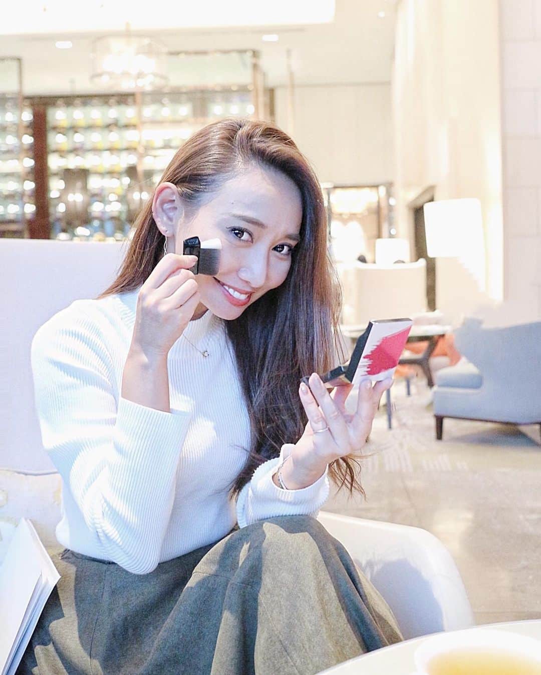 のインスタグラム：「間違えて消してしまった🤣 先週今週がバタバタしすぎて全然ゆっくり出来ず😢 目が回りそうだ…🌀 . . この間参加したAUBEのギネス世界記録チャレンジ！ 見事に達成しました〜っ🙌✨ 11/12に新発売されるワンショットチークを使ったんですが、お土産に頂きました♡ @aube_official_jp . ひと塗りでチークもハイライトもシェーディングもできて楽ちん♪時短すぎるっ☺️ . . #AUBE #makeup #make #cheek #beauty #mybeauty #ワンショットチーク #ギネス世界記録認定チーク」