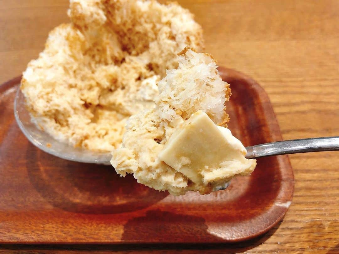 南雲穂波さんのインスタグラム写真 - (南雲穂波Instagram)「#デラみそ かき氷🍧 冷たいスイーツにもちもち食感が加わると、寒い季節でも食べたくなる現象が起こりませんか🥶❄︎ ・ 甘辛な#八丁味噌 味の#かき氷、中にはクリームチーズとゆず生麩 が入っています. 上にもカラフルな#生麩 が乗っていて、もちもち好きにはたまらないかき氷でした😍 ・ どちらかというと寒がりですが、最後まで美味しくいただきました！ かき氷は夏だけじゃない😋 ・ #ボアヴェールテール #boisvertterre #桜山 #桜山カフェ #アナウンサー #名古屋 #nagoya #ナグルメ #南雲穂波」11月11日 19時21分 - honami_nagumo_nbn