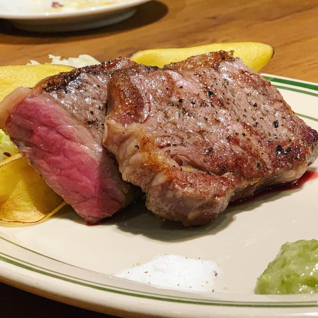 結城さなえさんのインスタグラム写真 - (結城さなえInstagram)「熟成サーロインステーキ❤️ うまっ😋 ☆ #肉 #サーロイン #ステーキ #熟成肉 #にくすたぐらむ  #ローストビーフ #beef  #steak #gourmet」11月11日 19時25分 - yuukisanae