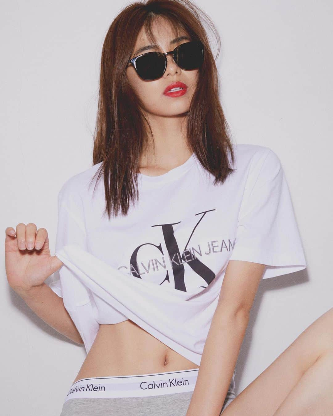 E-girlsさんのインスタグラム写真 - (E-girlsInstagram)「E-girls 佐藤晴美﻿ NYLON jpにて、CALVIN KLEIN﻿ アイウェアモデルとして登場‼️﻿ ﻿ サングラスと私。﻿ CALVIN KLEINアイウェアの﻿ シンプルな美しさ﻿ ﻿ アイウェアは、﻿ スタイリングを彩るだけじゃない。﻿ いつもの自分をキープできたり、﻿ ある時は自信を持たせてくれたり。﻿ 私達のライフスタイルに﻿ 欠かせないもの。﻿ ﻿ アイウェアとシンプルに向き合う、﻿ E-girlsの佐藤晴美と﻿ Calvin Klein Eyewearの世界へとご案内！﻿ ﻿ 是非チェックしてください✨﻿ https://www.nylon.jp/ckeye/harumi  #Egirls#佐藤晴美 #NYLONjp#CALVINKLEIN」11月11日 19時26分 - e_girls_official_