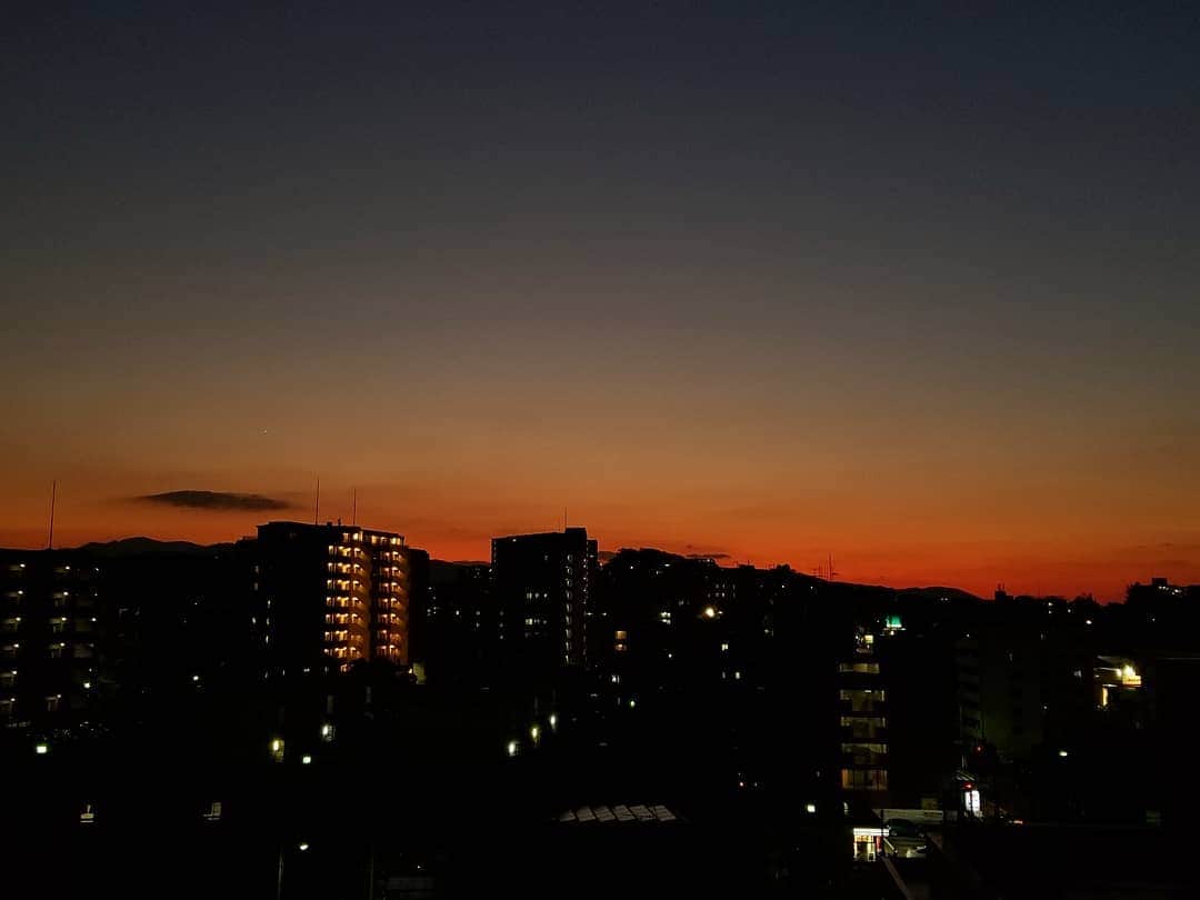 のインスタグラム：「. 先日の夕方の空。 遠くに大きな山があるかの様に見える 自然が創り出した美しい風景に癒されました。 そして…町村フェアでは多くの方に ご来場いただき有難うございました。 . . ｰｰ東峰村イベントのお知らせｰｰ ★第９回小石原手仕事市開催★ 2019年11月17日（日） 10：00～16：00 小石原焼伝統産業会館広場 . 村内外の手仕事の達人が大集合！ 大人気のお汁椀付の豚汁販売✨ お得な小石原焼1,000円福袋等も！ ※私は別のイベントで行けませんが ぜひ皆様お楽しみください！ . ★東京有楽町国際フォーラム 『町イチ！村イチ！2019』へ出展‼ 11月30日（土）12〜19時 12月  1日（日）10〜17時 . 各町村自慢の「物産・グルメ」 ご当地キャラクターも登場。 【復興支援マルシェブース】にて 東峰村は出展します✨ 小石原焼や高取焼、 農産加工品等を販売します♪ . 皆様のお越しをお待ちしております！ . .」