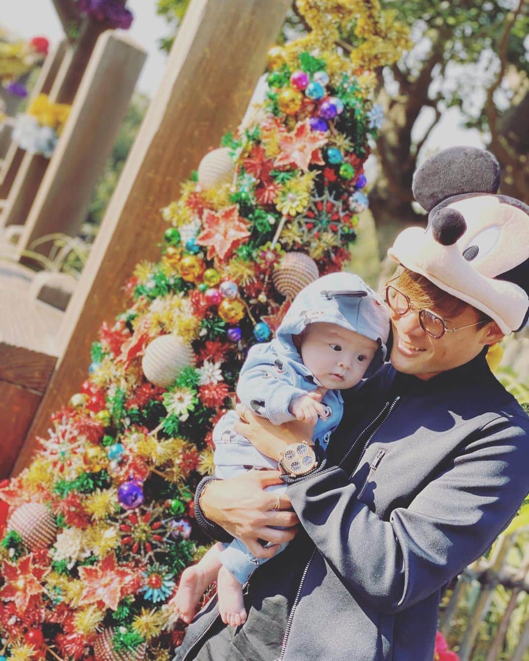 菊池大介のインスタグラム：「連休だったので子供とお出掛け👶❤️ #ディズニーシー #息子初ディズニー #ディズニー散歩 #さすがディズニー #インスタ映え抜群 #アリオ柏 #タクミとハヤテに会っちゃった #男2人で楽しそうだったなー #楽しい時間はあっという間 #あど代表おめでとう #負けてられないな」