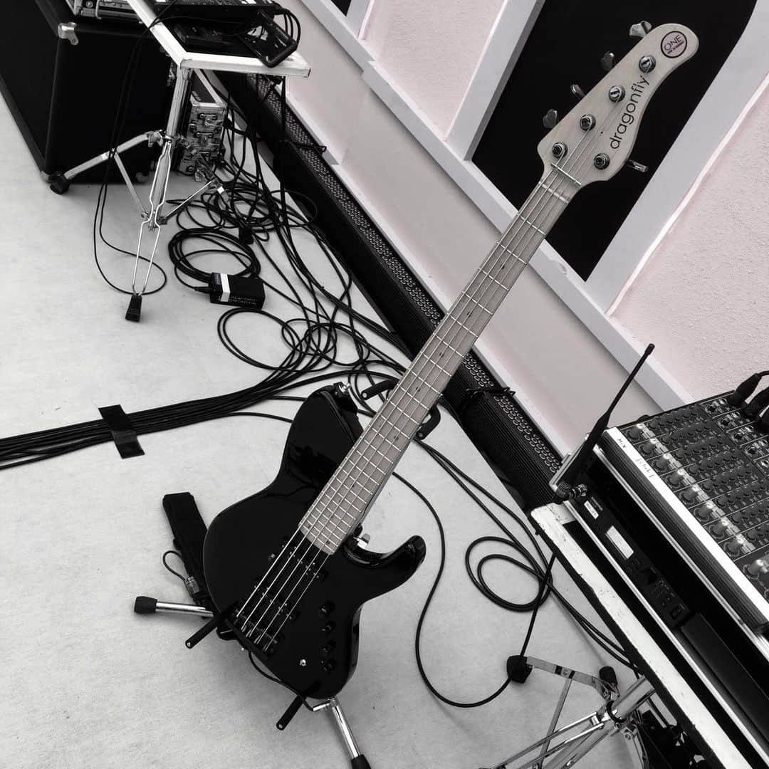 高井淳さんのインスタグラム写真 - (高井淳Instagram)「THX!! Happy Bass day! Bassに出会って それがきっかけで紆余曲折あったけど ミュージシャンになり 今に至るわけですが 共に歩んで来たBass  色んな経験させてくれてありがとう。  #ベースの日 #bassday  #接写 #血管」11月11日 19時30分 - jun_t_0110