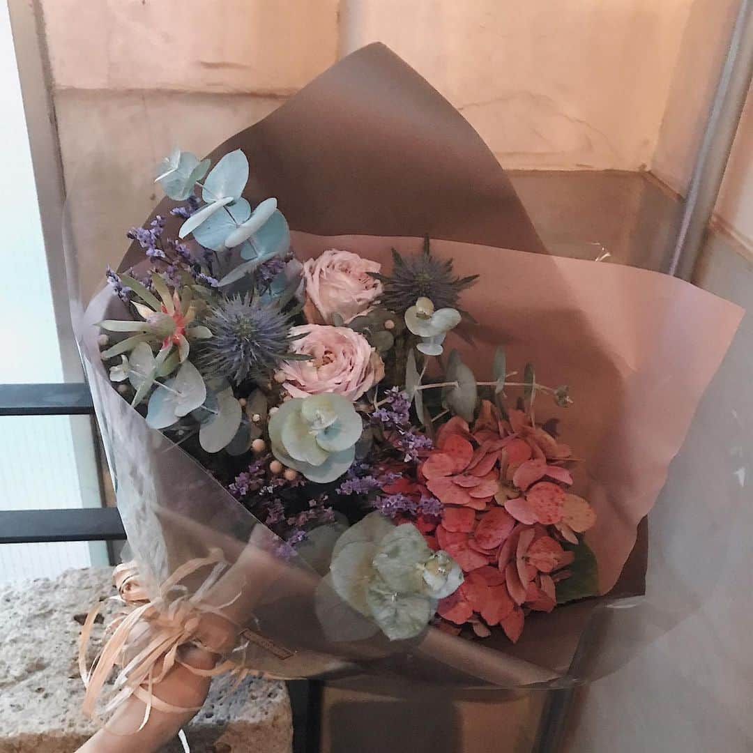 のインスタグラム：「@cocoreacoco ちゃんがくれたバースデーギフト🥺おしゃれな花束💐ありがとう！！らぶ！ _ _ _ #birthdaygirl #birthdaygifts #flowers #誕生日プレゼント #花束 #ドライフラワー にする！ #생일선물 #꽃다발 #꽃다발선물 #일상 #일상그램 #데일리 #daily #mylife #일상스타그램 #데일리그램 #도쿄일상 #일본생활 #일본여행 #tokyo #東京 #tokyolife #japan #自拍 #时装 #粉我 #followｍe #韓国好きな人と繋がりたい #イギリス留学」
