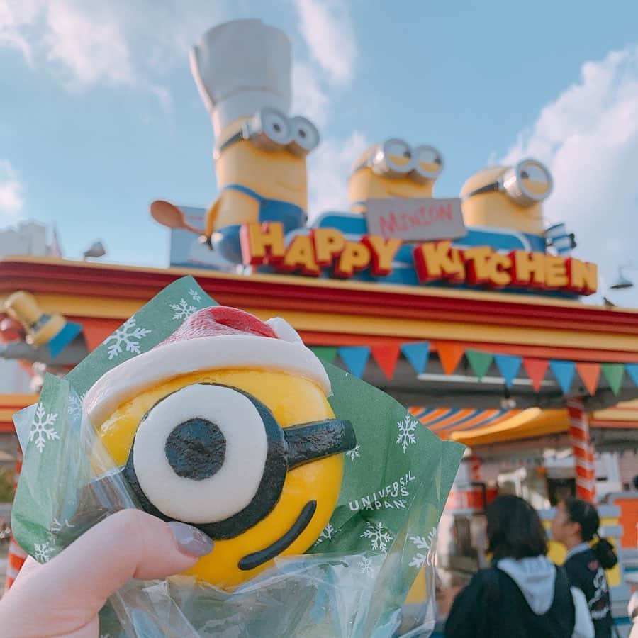 くまみきのインスタグラム：「ミニオンもクリスマスバージョンだった🥺💗💗💗💗💗 #みんなの写真がお上手なので拝借しまくってくスタイル #私が食べたのはティムまん #ミニオンまん #usj #ユニバ #ユニバーサルスタジオジャパン #universalstudiosjapan #minions」