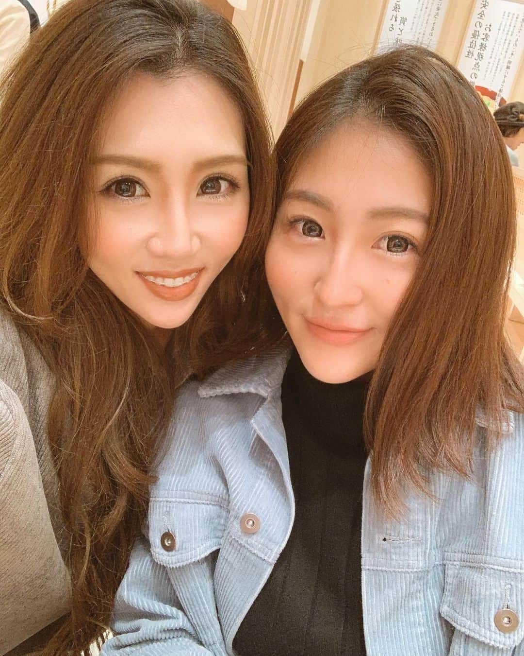 のインスタグラム：「. . 今日は久しぶりにあゆに逢えた💕 お互いママなんだけど今日は大切な打ち合わせで 子供達は保育園の間少しの時間だけで📝 . あゆといると笑ってばっかというか爆笑すぎて お腹痛いしまじうるさいww 気になる方は是非ストーリー見て🤡🤡🤡 . 遠いからなかなか逢えないけどなんかあれば話すし しばらく連絡とってなくてもなんも変わらずの仲💗 てか、あゆの顔初めて会った時からちょ〜好き😌 性格も好き🥰あんま言うと調子のるからやめとくw でも心許せる大切な友達🤝いつもありがとう🌈 . . #ママ友 #仲良し #うるさい #爆笑すぎ #大好き」
