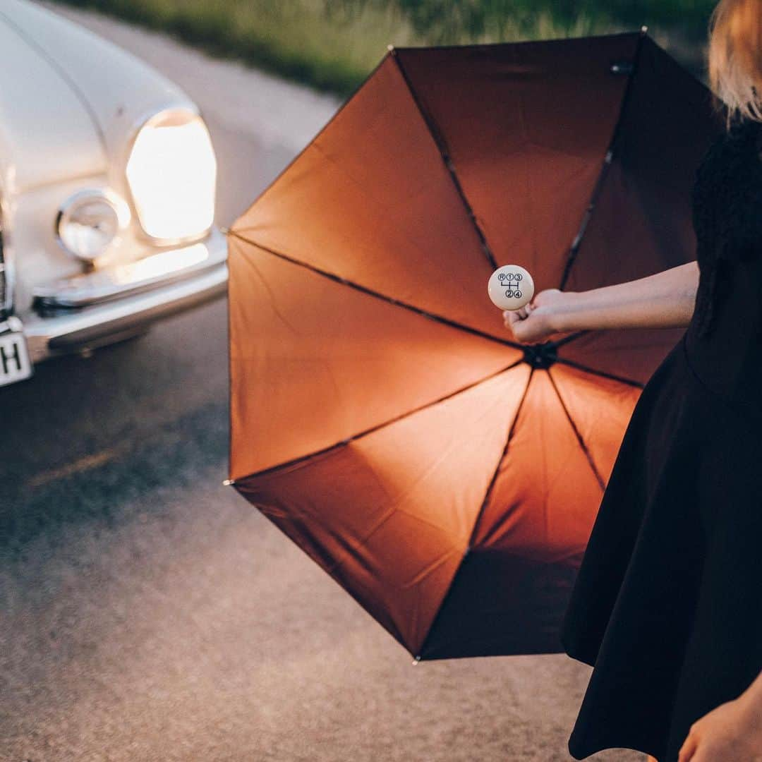 メルセデス・ベンツさんのインスタグラム写真 - (メルセデス・ベンツInstagram)「☔️ Classic car driver know how to sing in the rain. No rain today? Who cares?! You can still use our umbrella as a parasol. 300 SL gear knob included. Tap the item. 📷 @dennisnoten @mercedesbenzmuseum #MBclassic #MercedesBenz #mercedesbenzclassic #ClassicCar #Car #Carsofinstagram #InstaCar #DreamCar #MBCar #Classic #benz #daimler #photography #goodtimes #backinthedays #performance #thebestornothing」11月11日 19時53分 - mercedesbenz