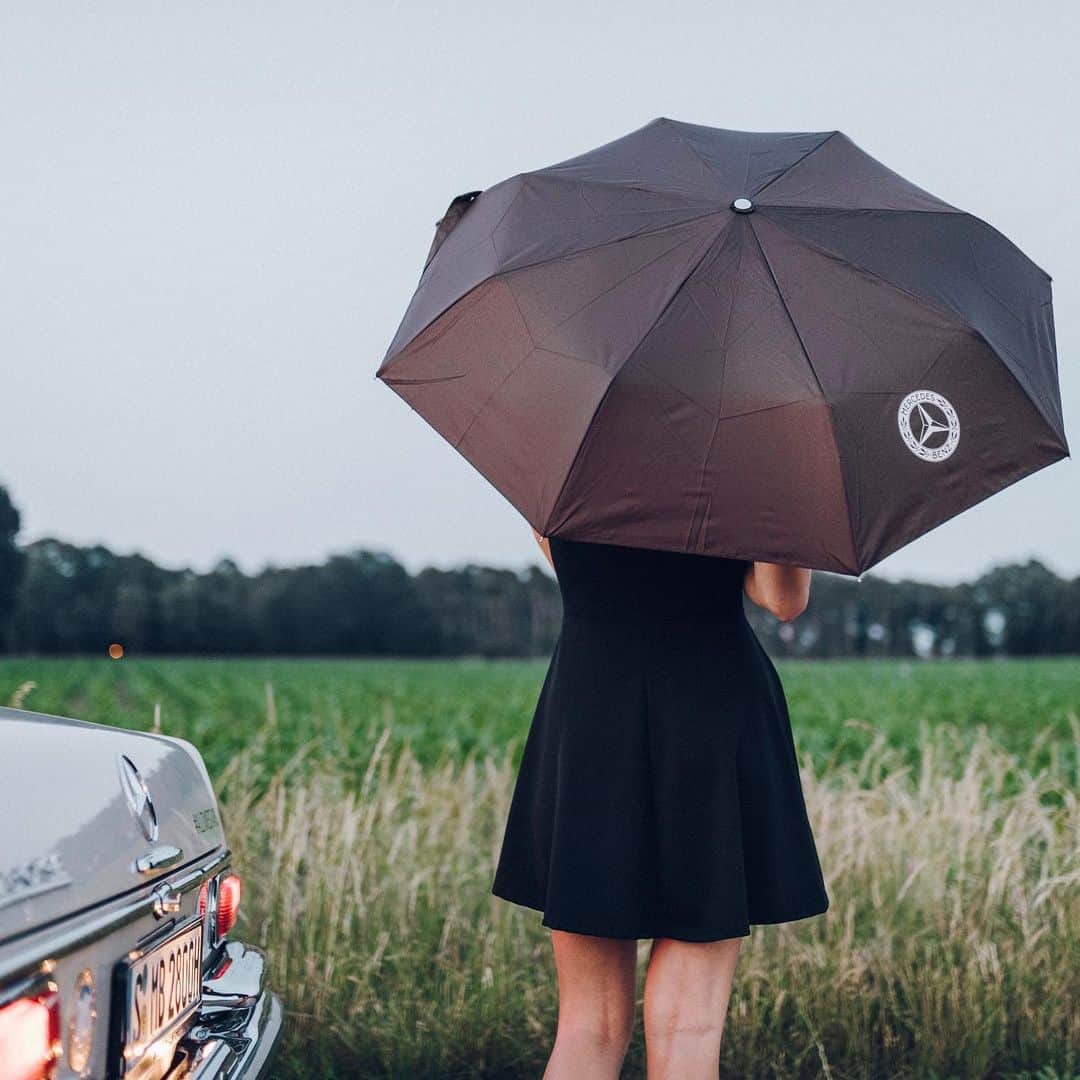 メルセデス・ベンツさんのインスタグラム写真 - (メルセデス・ベンツInstagram)「☔️ Classic car driver know how to sing in the rain. No rain today? Who cares?! You can still use our umbrella as a parasol. 300 SL gear knob included. Tap the item. 📷 @dennisnoten @mercedesbenzmuseum #MBclassic #MercedesBenz #mercedesbenzclassic #ClassicCar #Car #Carsofinstagram #InstaCar #DreamCar #MBCar #Classic #benz #daimler #photography #goodtimes #backinthedays #performance #thebestornothing」11月11日 19時53分 - mercedesbenz