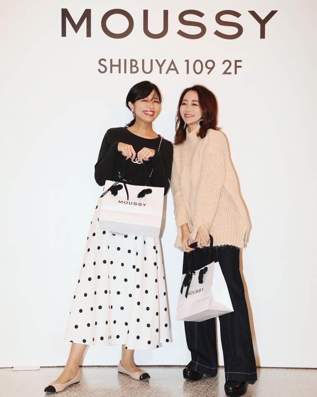 中島絢乃さんのインスタグラム写真 - (中島絢乃Instagram)「👭⚡️🌹﻿ ﻿ ﻿ ﻿ #shibuya109 2Fに﻿ #moussy (@moussyofficial )が﻿ リニューアルオープン！！🔥🏢🥳﻿ ﻿ おめでとうございます！！😊💐❤️❤️﻿ ﻿ ﻿ ﻿ ﻿ #マウジー は、﻿ 昔からずっと着させてもらっているけど、 最近だと愛用しているミッキーリュックとか﻿ 本当に私たちが好きなテイストの﻿ おしゃれなディズニーファッションを﻿ 提案してくれるから大好き！😍💋🔥💕﻿ ﻿ いつもお世話になってます😊✨ (マウジー の中の人も大好きなんだ﻿😘💋) ﻿ ﻿ ﻿ ﻿ ちなみに今回は、﻿ ブーツとアウターをお買い上げ🛍🔥﻿ ﻿ 探していたホワイトのブーツ！﻿ 早く履きたい！！😍💕👢﻿ ﻿ ﻿ ﻿ ﻿ ﻿ ﻿ そして1枚目の写真は、﻿ 散々お買い物した後に(紙袋の大きさ😇🛍笑)﻿ #マウジー フレーバーのジェラートが﻿ 食べられるって聞いて、﻿ ちゃっかり地下まで食べに行った写真だよ🤣💕﻿ ﻿ 美味しかったです🍨💕﻿ ﻿ ❤︎❤︎❤︎❤︎❤︎❤︎❤︎❤︎❤︎❤︎❤︎❤︎❤︎❤︎❤︎❤︎﻿ #中島姉妹」11月11日 20時07分 - nakajima_ayano