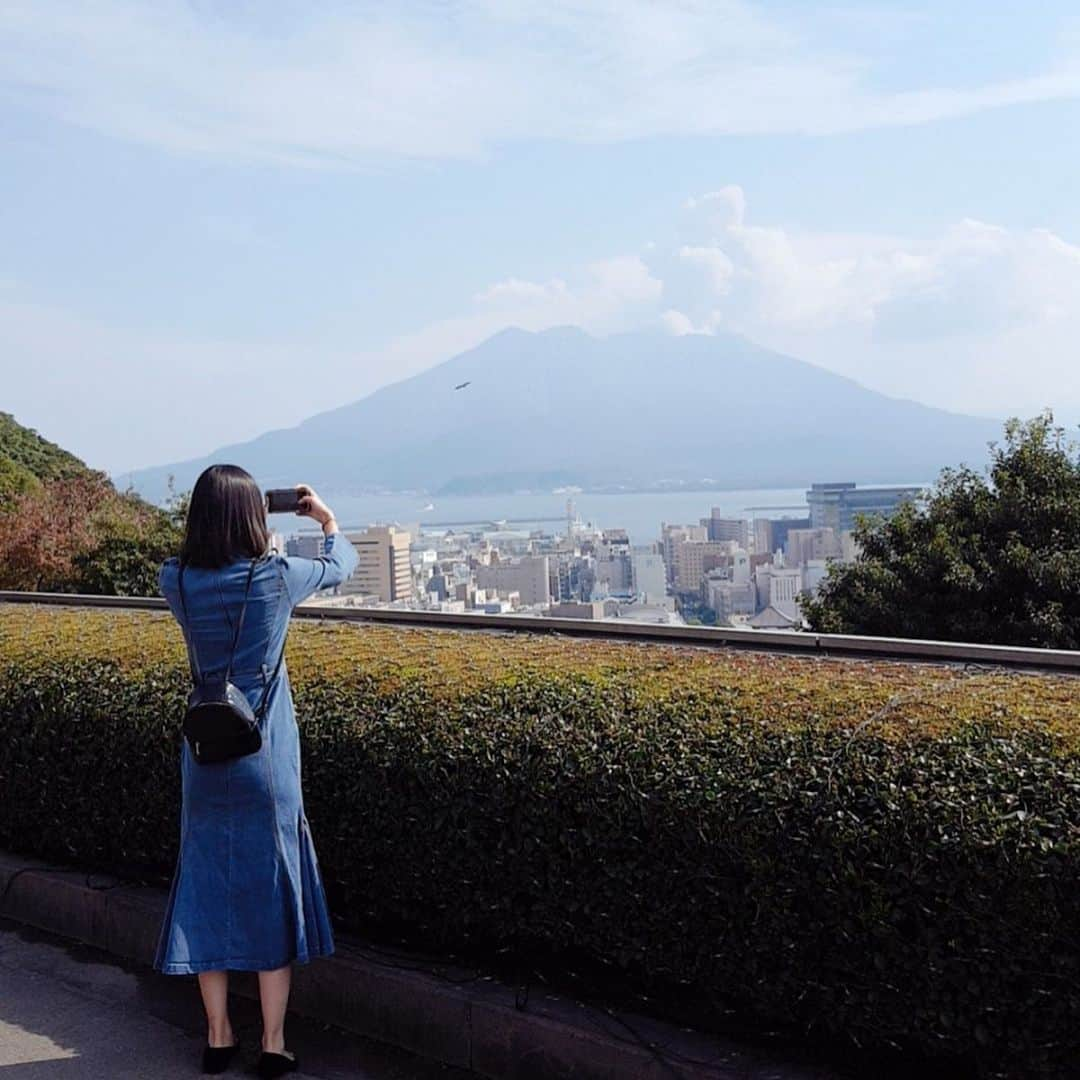 緑川静香さんのインスタグラム写真 - (緑川静香Instagram)「先日、焼酎ストリート行ってきましたよ☺️❤️✨ #shochu #liqueur #kagoshima #sake #smile #happy #friends #girls  #焼酎ストリート #焼酎ストリート2019 #鹿児島 #天文館 #伊勢吉どん  #この日ばかりは日本酒を封印し #焼酎を浴びました 笑 #美味しかったぁぁぁ #お湯割メインで #小牧醸造 の皆様ありがとうございましーたん #お湯割りが美味しい季節 です #桜島が美しすぎました #温泉が気持ちよすぎました」11月11日 20時00分 - midorikawa_shizuka