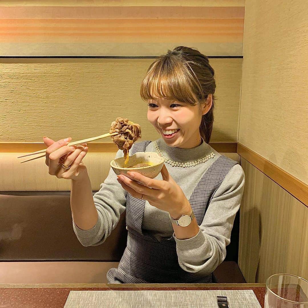 のインスタグラム：「.﻿ -----------------﻿ #run 👟7.20km﻿ -----------------﻿ 走る源❤️﻿ 今年初のすき焼き🤤﻿ お肉にニマニマ❤️ ﻿ 平日はサラダメインの生活🥗﻿ 休日はチートday🌟﻿ 食べたいものを食べたい分だけ🥢﻿ ﻿ お店一押しのコースに🌟﻿ ✔️炙り肉寿司　生雲丹のせ ﻿ 国産の炙り肉と北海道産の雲丹で﻿ んんー❤️って声が漏れた🤤 ﻿ ✔️牛タタキサラダ ﻿ ✔️鮮魚のお造り ﻿ ✔️A5厳選黒毛和牛のすき焼き鍋﻿ お肉がもう柔らかくってトロけた❤️﻿ ﻿  すき焼きってやっぱり特別だね✨﻿ それに平日はいつも家で一人で夜は食べることが多いから ﻿美味しいね❤️って2人で言いながら食べるご飯の時間が幸せ✨ ------------------------------------﻿--- 🚃 #横浜﻿ 👟 徒歩7分くらい　横浜西口でた静かな所﻿ お店の雰囲気も特別感 #記念日 に🙆‍♀️﻿ 🥢 #うえ田﻿ @ueda_yokohama ------------------------------------﻿--- ﻿ #まいrun #フードハンターまい #すき焼き #横浜グルメ #貸し切り  #横浜すき焼き #肉寿司 #牛タタキ #ランニング #runningwoman #runner  最近この服めっちゃリピート中❤️ #gu なんだけど、中のニットやシャツ変えると 色んな着方できる♪」