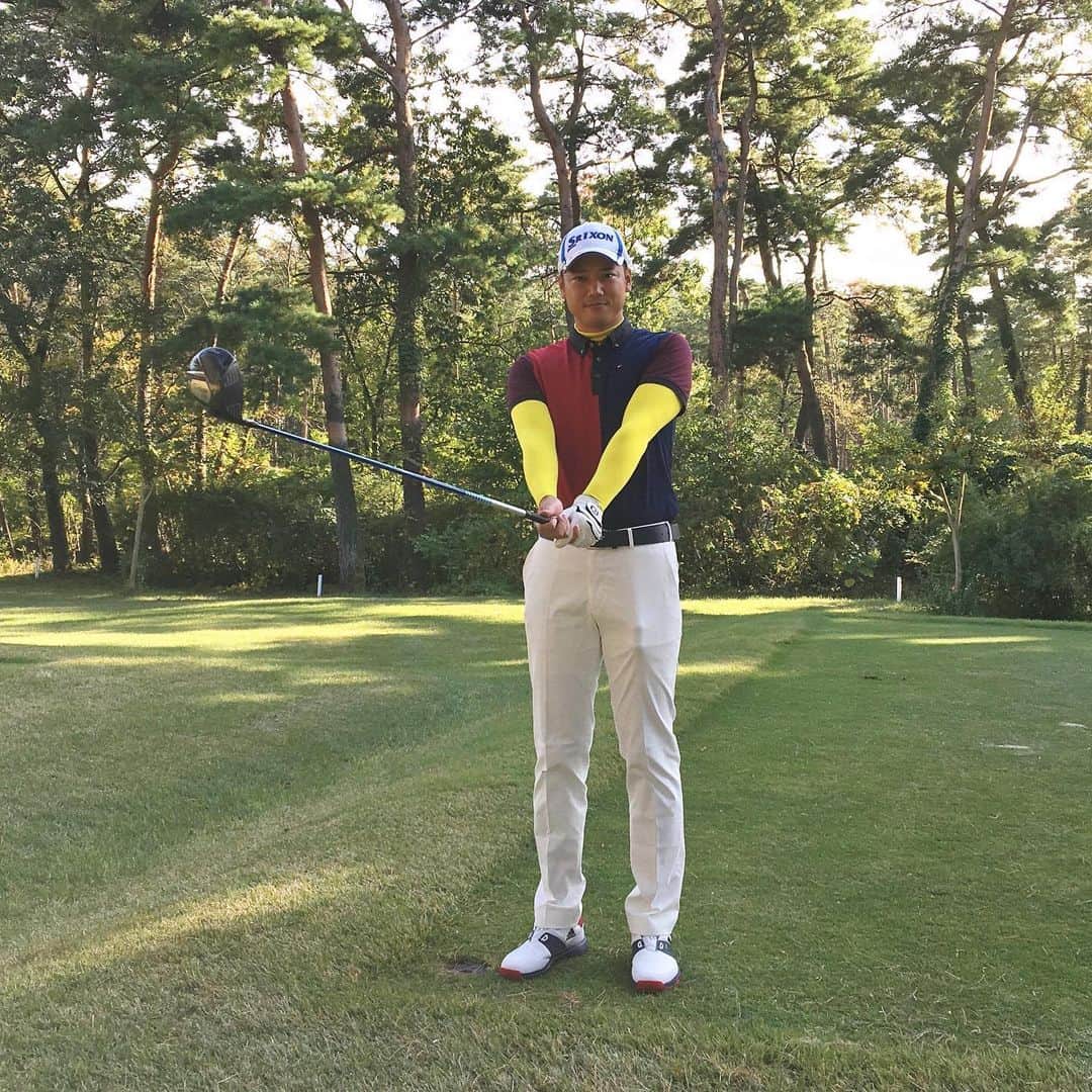 黒崎貴之さんのインスタグラム写真 - (黒崎貴之Instagram)「ㅤㅤㅤㅤㅤㅤㅤㅤㅤㅤㅤㅤㅤ 先日はBSN新潟放送ゴルフコンペ🏌️‍♂️⛳️﻿ ﻿ 僕は決めました。﻿ これからはゴルフに生きます。﻿ この後の人生をゴルフに捧げます。﻿ ゴルフが上手くなりたい。﻿ そして最終的には社内コンペで優勝したい。﻿ ﻿ #ゴルフ﻿ #社内コンペ﻿ #前日気合入れて400球練習﻿ #そのせいで﻿ #自分のフォーム見失う﻿ #手が痛くなる﻿ #練習は量より質﻿ #痛いほど感じた﻿ #とりあえず明日ドライバー買い行く﻿ #とにかく来年の社内コンペは﻿ #優勝﻿ #します﻿ #ゴルフ好きと繋がりたい﻿ #レッスンしてください﻿ #ガタイだけはプロゴルアナウンサー﻿ #黒崎貴之」11月11日 20時03分 - kurosaki_bsn