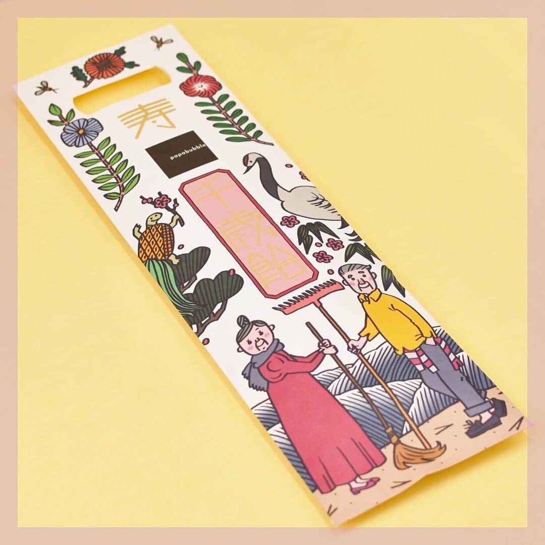 VOGUE GIRL JAPANさんのインスタグラム写真 - (VOGUE GIRL JAPANInstagram)「【本日のご褒美】ほっこりする絵柄の千歳飴を、パパブブレで発見🍭💫 手提げ袋をデザインしたのは、人気の作家 鹿児島睦さん！ 千歳飴ならではの長い飴と長い袋で、懐かしい気持ちに💛  #本日のご褒美 #七五三 #千歳飴 #飴 #パパブブレ #papabubble #鹿児島睦 #sweetsmonday  #todayslittlehappiness﻿ #VOGUEGIRLエディターのお気に入り @papabubblejapan @makoto_kagoshima」11月11日 20時03分 - voguegirljapan