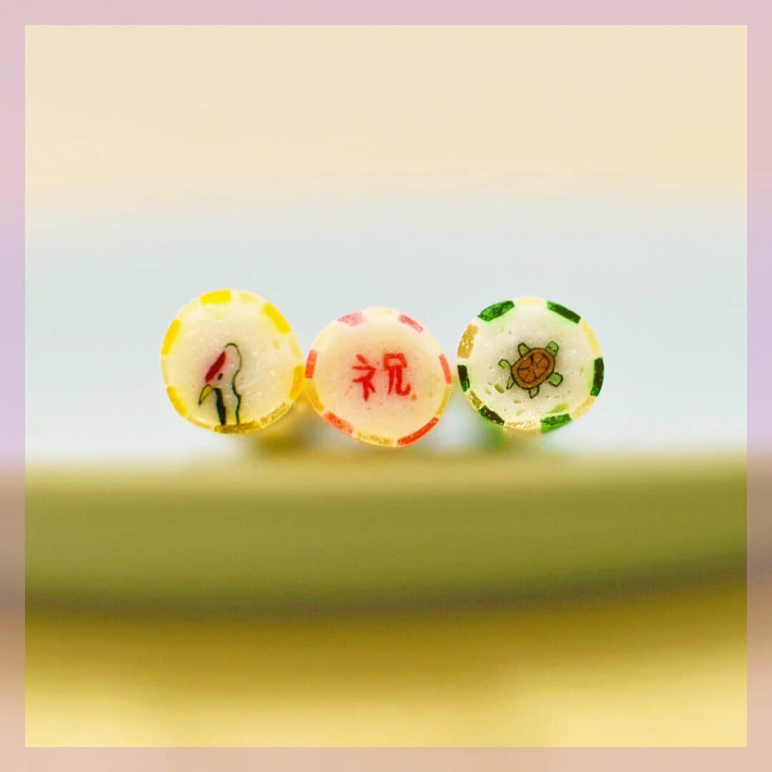 のインスタグラム：「【本日のご褒美】ほっこりする絵柄の千歳飴を、パパブブレで発見🍭💫 手提げ袋をデザインしたのは、人気の作家 鹿児島睦さん！ 千歳飴ならではの長い飴と長い袋で、懐かしい気持ちに💛  #本日のご褒美 #七五三 #千歳飴 #飴 #パパブブレ #papabubble #鹿児島睦 #sweetsmonday  #todayslittlehappiness﻿ #VOGUEGIRLエディターのお気に入り @papabubblejapan @makoto_kagoshima」