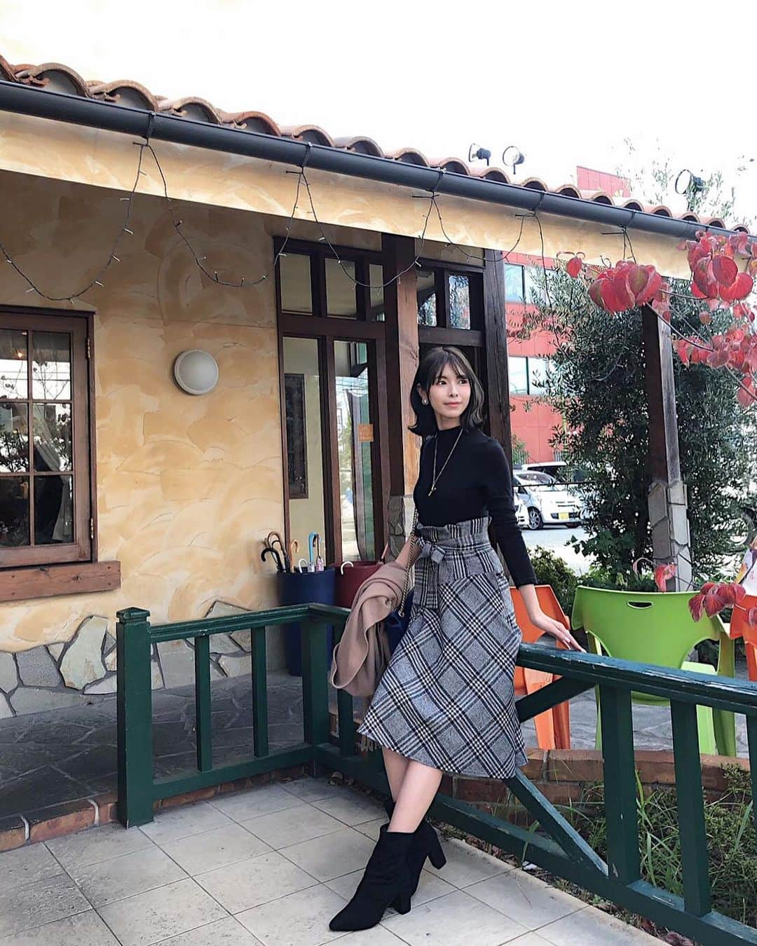 Yuika Matsuさんのインスタグラム写真 - (Yuika MatsuInstagram)「しふく . . @ambientofficial  最近の迷ったらこれ！なのが 今年流行のチェックのドッキングワンピ。 . . 前後で着丈が異なるデザインのスカートは 歩くと揺れるシルエットが素敵😍 . . . . . #ambient_official  #アンビエント#ドッキングワンピース #ニットワンピース」11月11日 20時04分 - yuika00802
